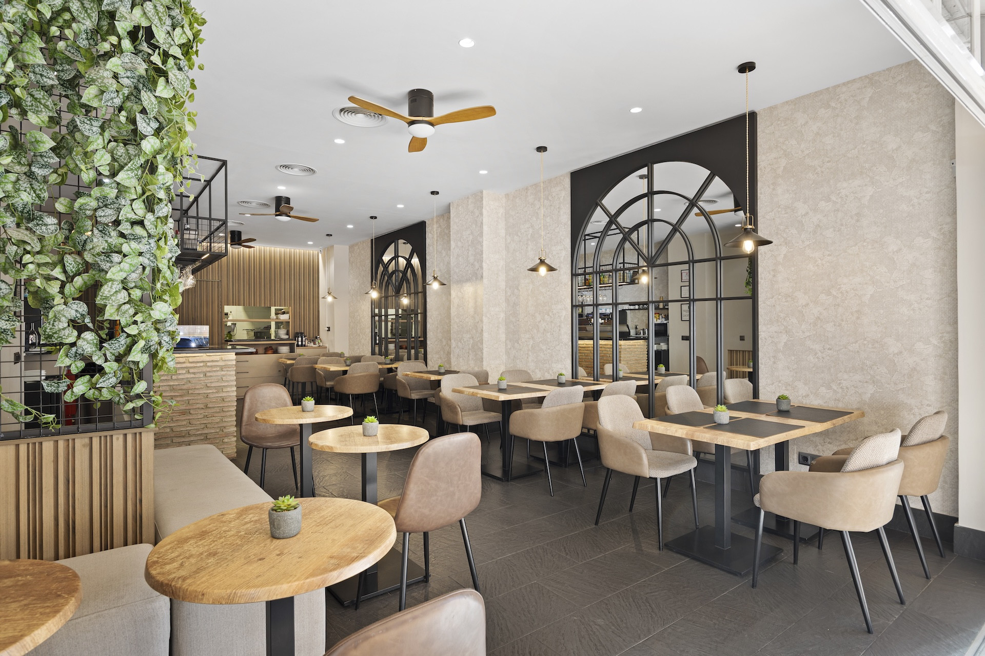 Established restaurant with private terrace in Guadalmina Alta - transfer or direct sale