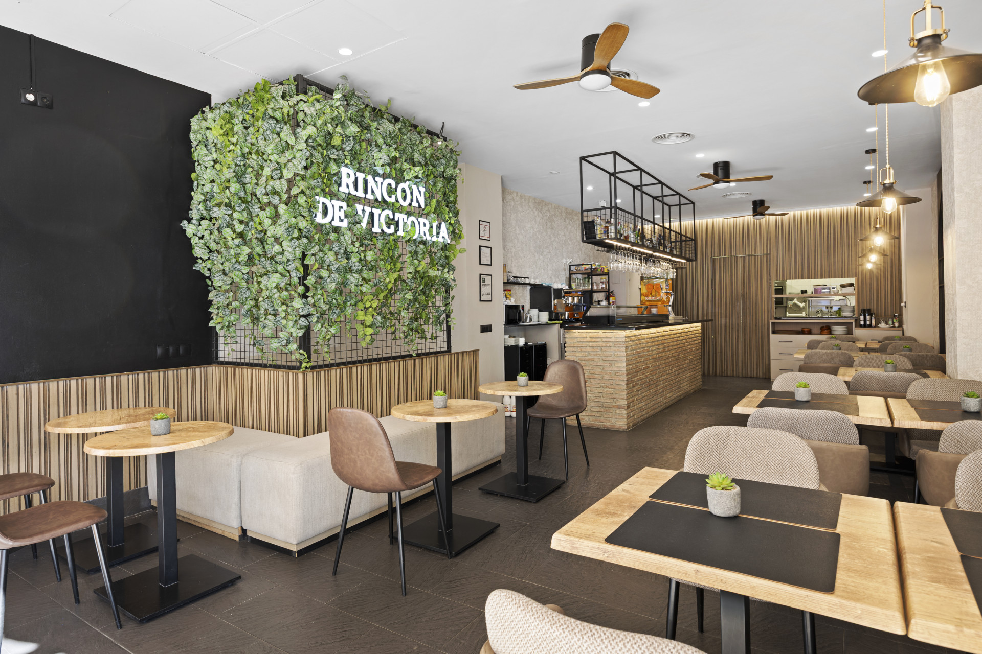 Established restaurant with private terrace in Guadalmina Alta - transfer or direct sale