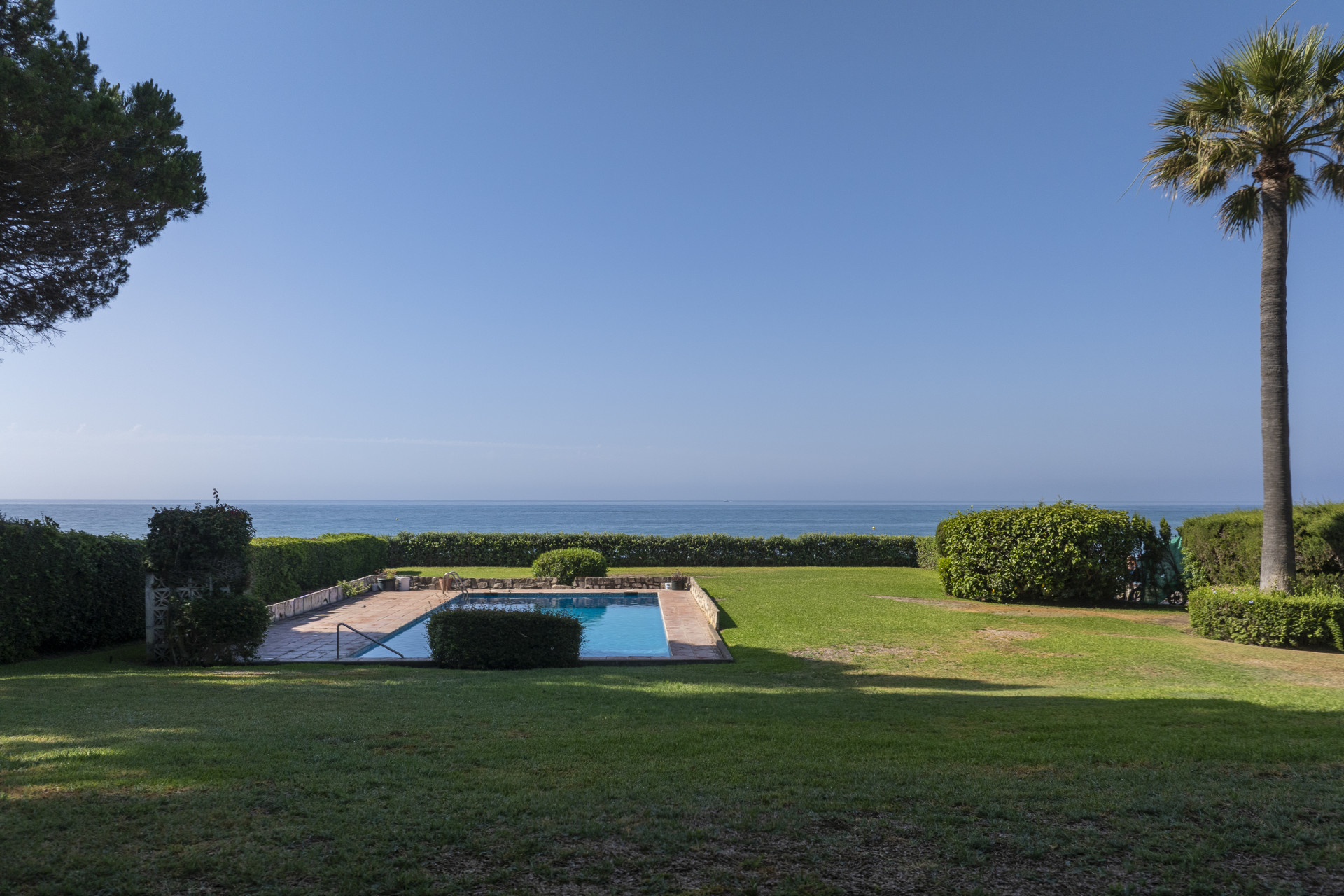 Beachfront illa on a 3.310 m² plot in Cancelada, Estepona.