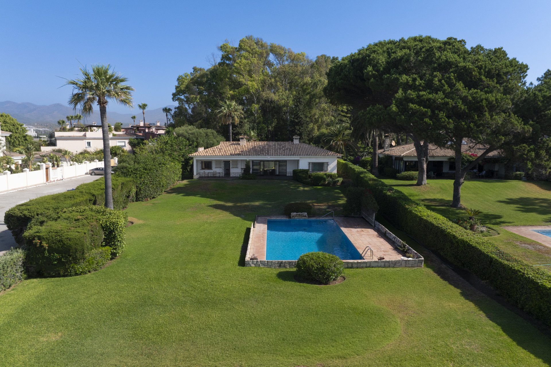Beachfront illa on a 3.310 m² plot in Cancelada, Estepona.