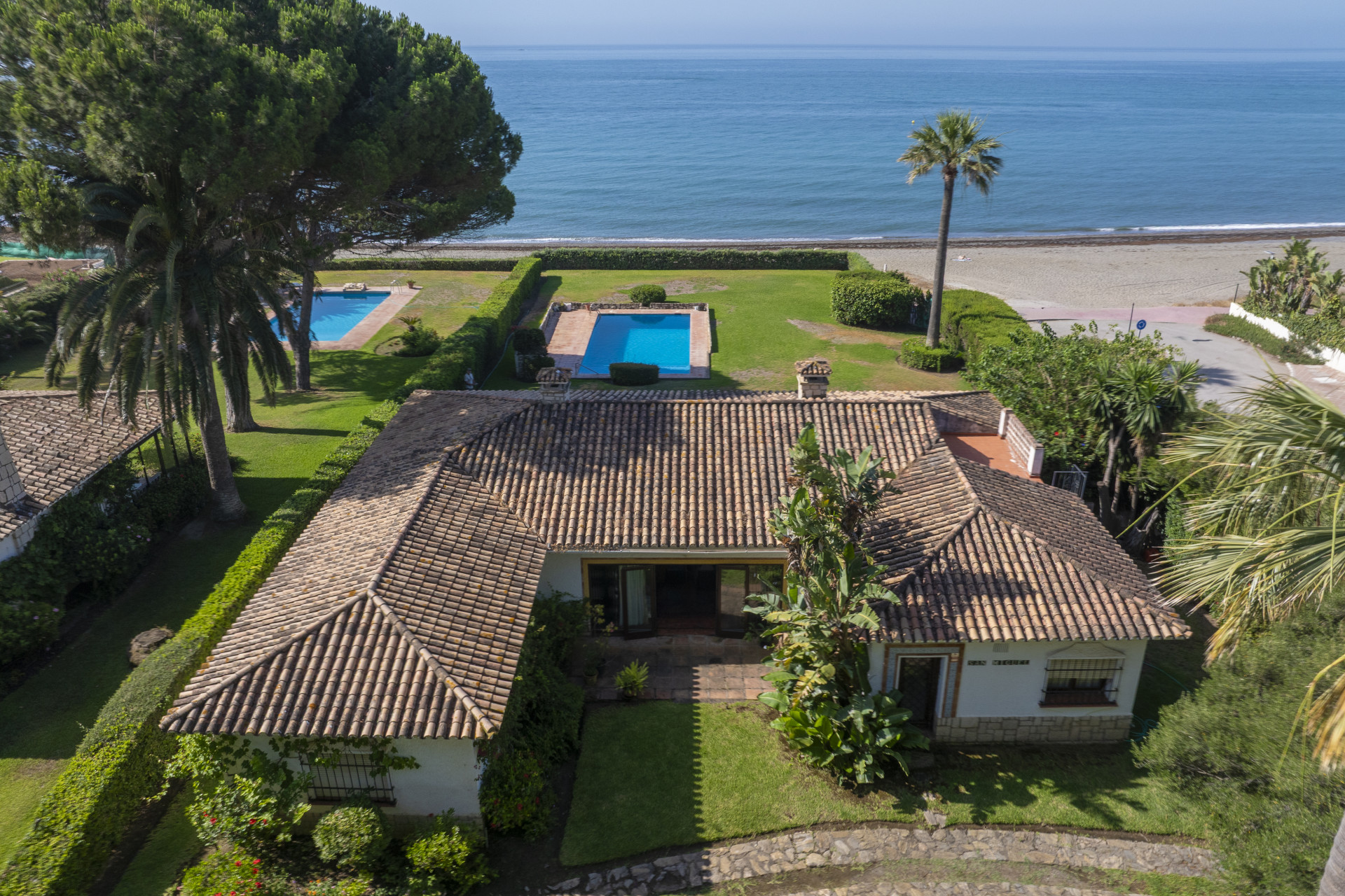 Beachfront illa on a 3.310 m² plot in Cancelada, Estepona.