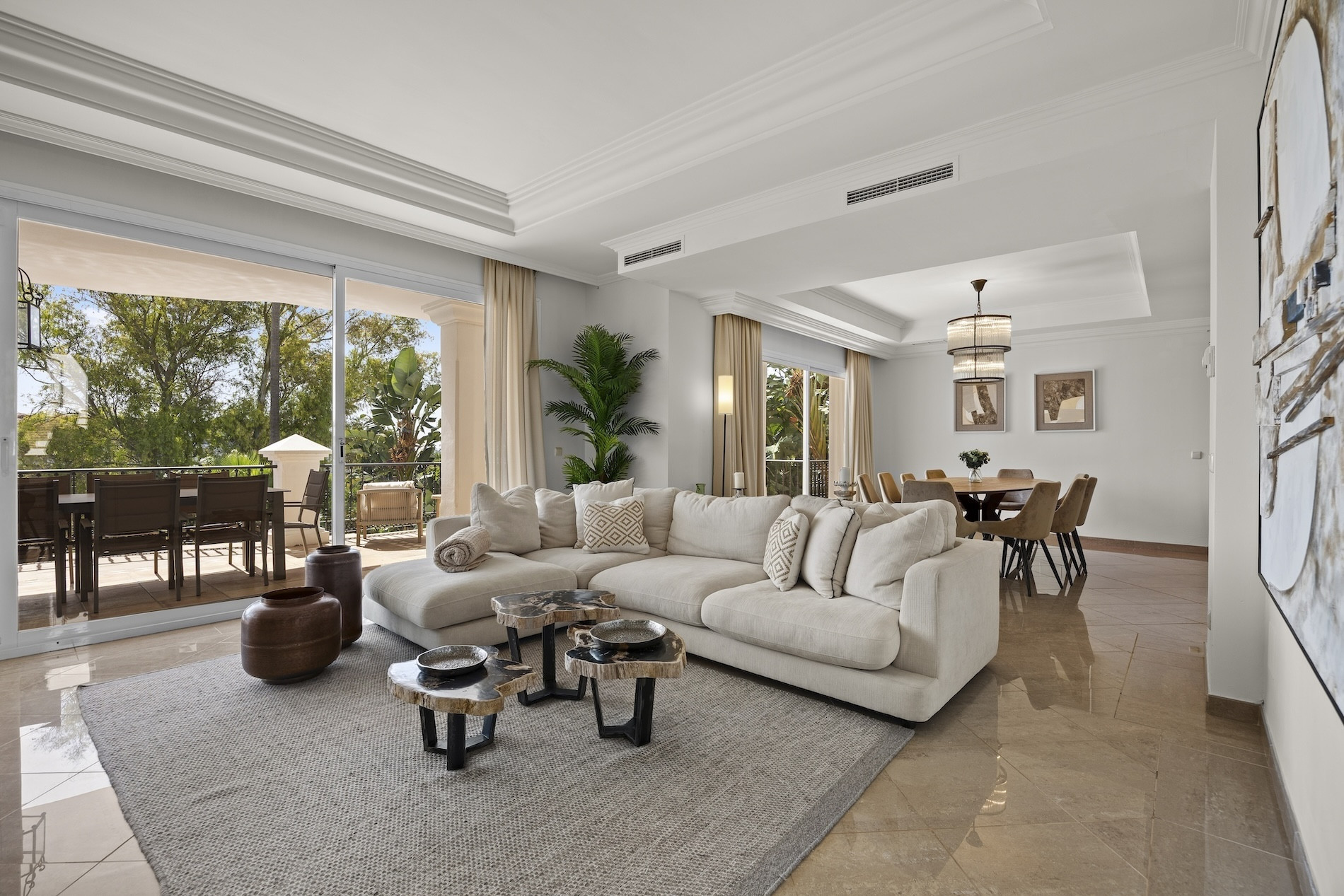 Elegant luxury villa with golf and mountain views in El Herrojo, Benahavís