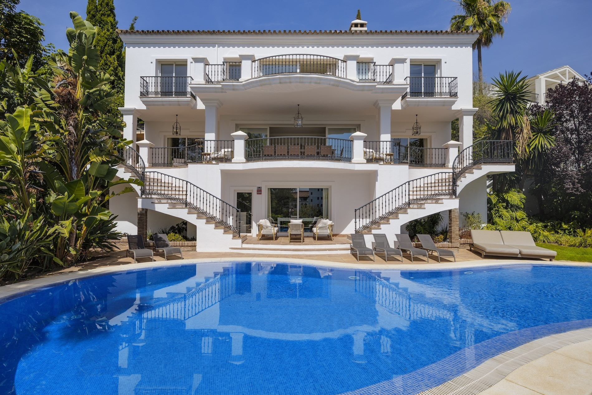 Elegant luxury villa with golf and mountain views in El Herrojo, Benahavís