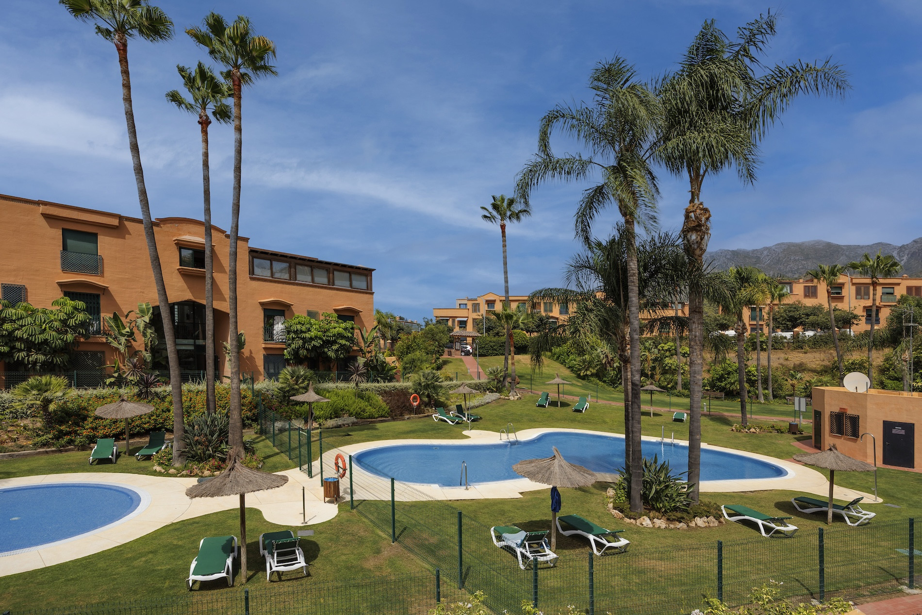 Elegant renovated apartment with sea views – near La Cañada, Marbella