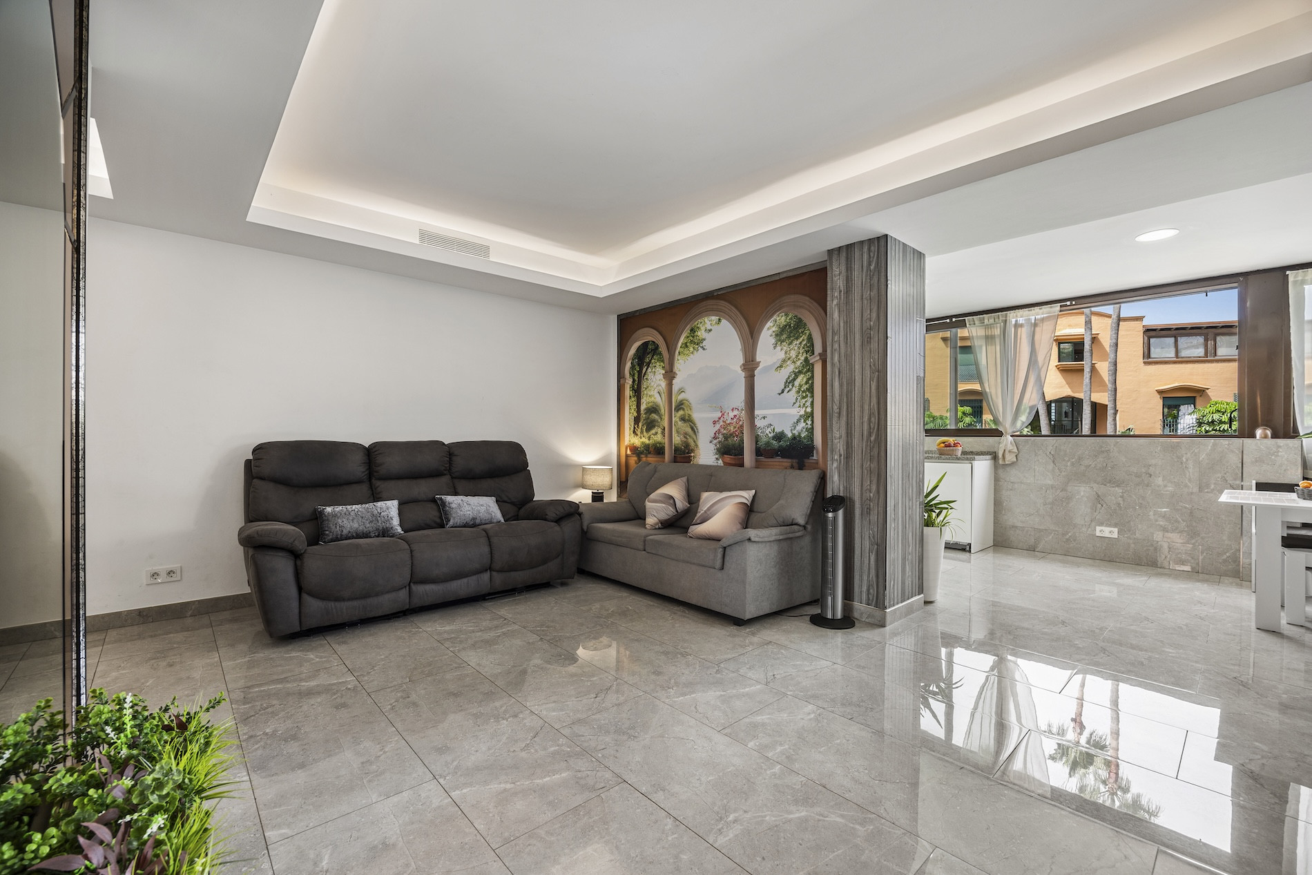 Elegant renovated apartment with sea views – near La Cañada, Marbella