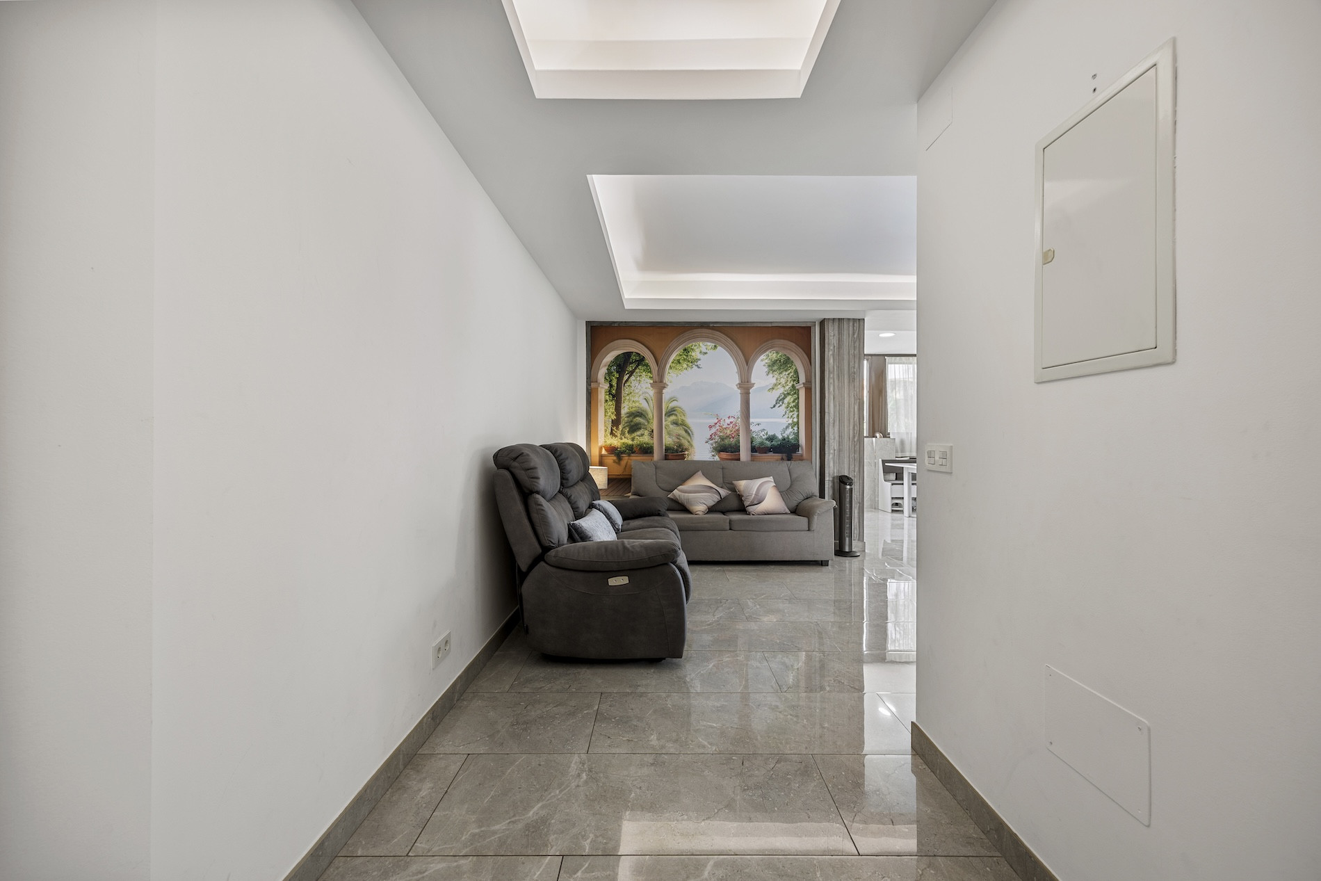 Elegante apartamento reformado con vistas al mar – cerca de La Cañada, Marbella