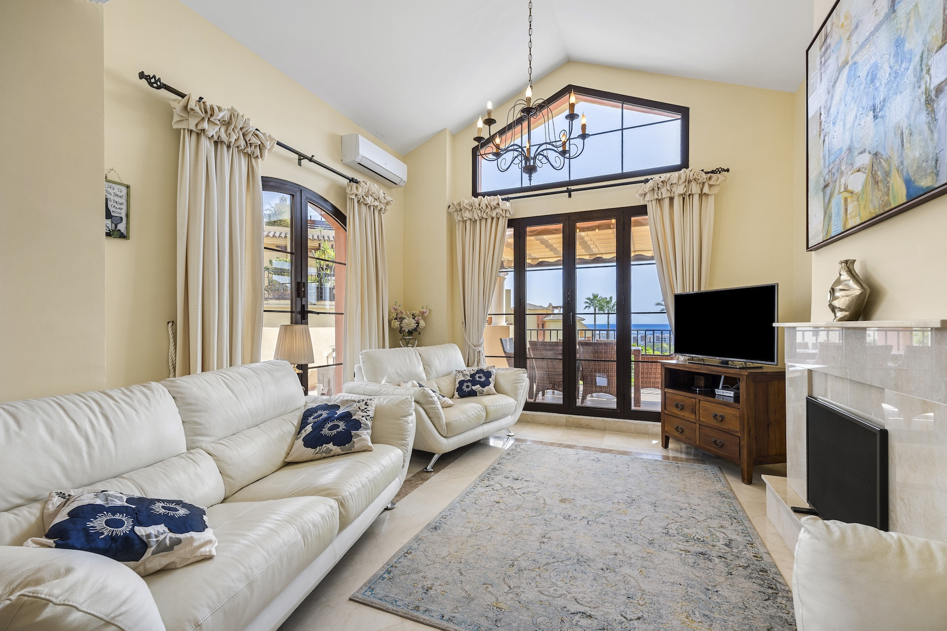 Spacious corner penthouse with expansive terraces and panoramic views in Los Arqueros