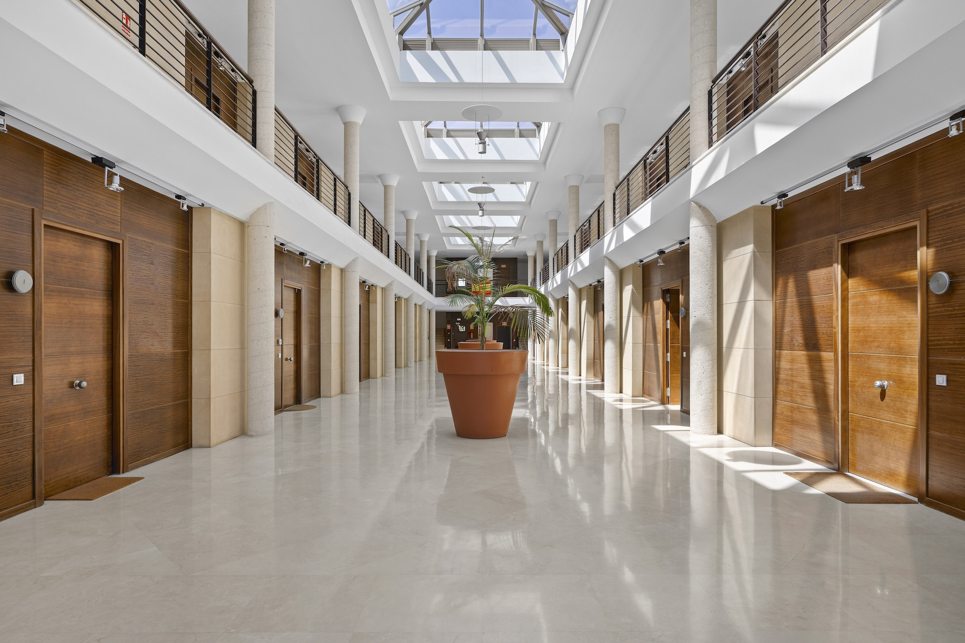 Professional office/consultation in Camoján business center
