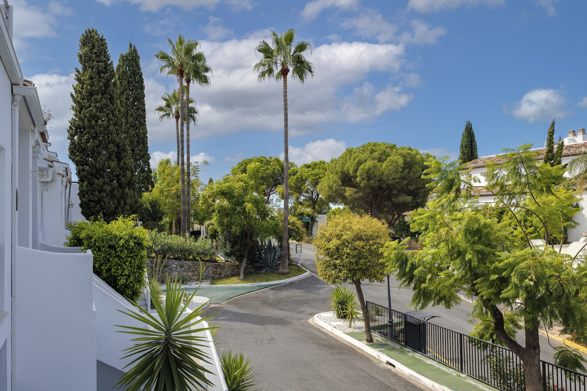 A rare find in la Quinta Golf: townhouse in an exclusive enclave of just 15 homes
