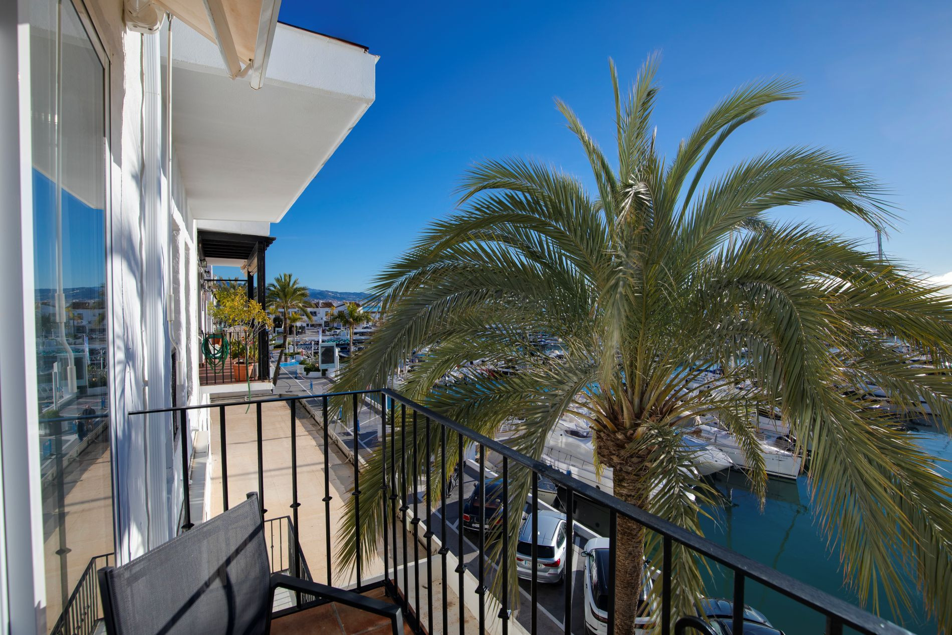 Alquiler larga temporada en Primera línea Puerto Banús – con vistas al mar