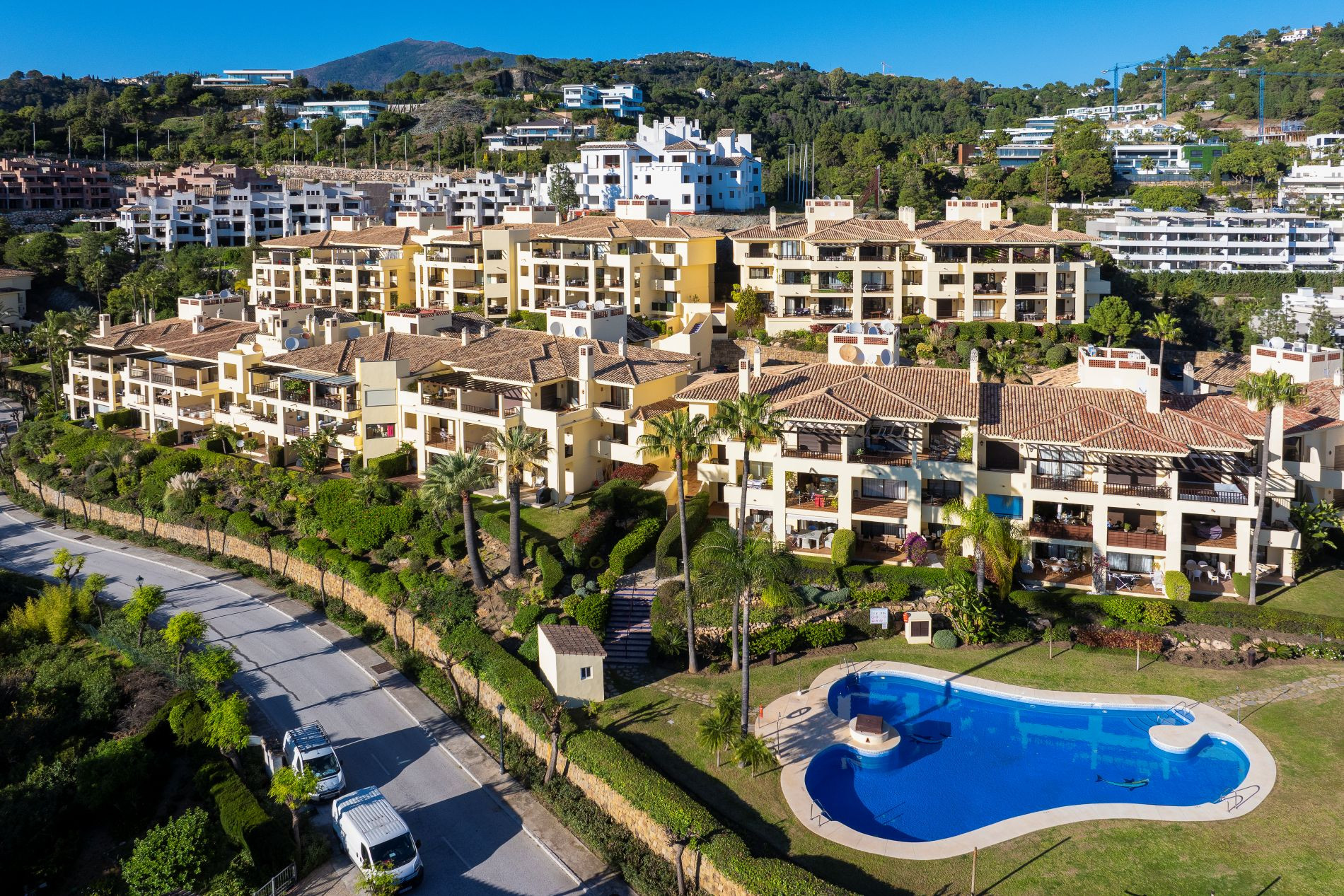 Corner apartment with sea views in Los Pinos, Los Arqueros, Benahavís