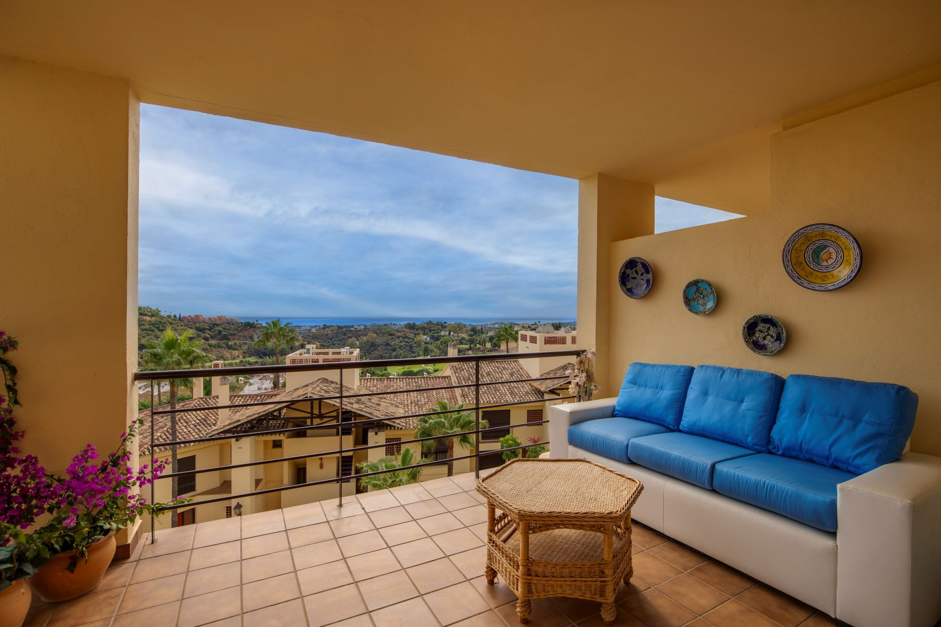 Corner apartment with sea views in Los Pinos, Los Arqueros, Benahavís