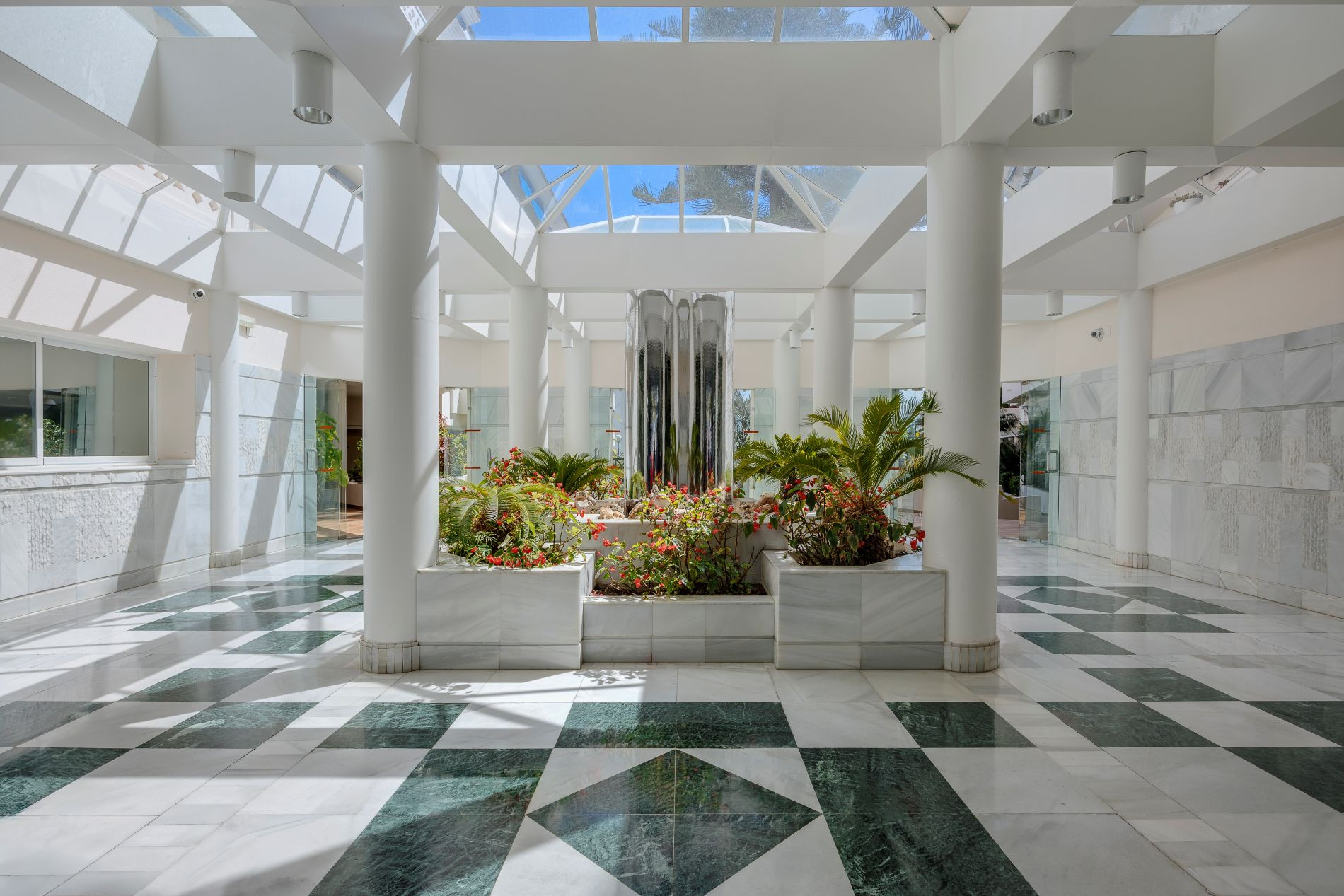 Duplex penthouse in the best area of San Pedro de Alcántara – light, location and lifestyle