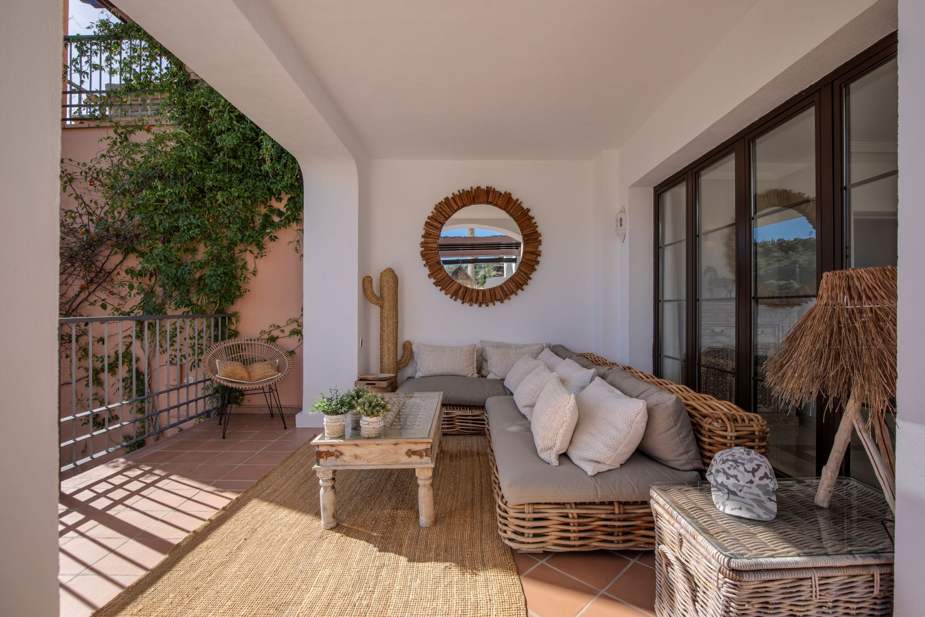 Marbella empieza aquí: vistas panorámicas, jardín, terrazas, golf, sol, mar y tranquilidad.