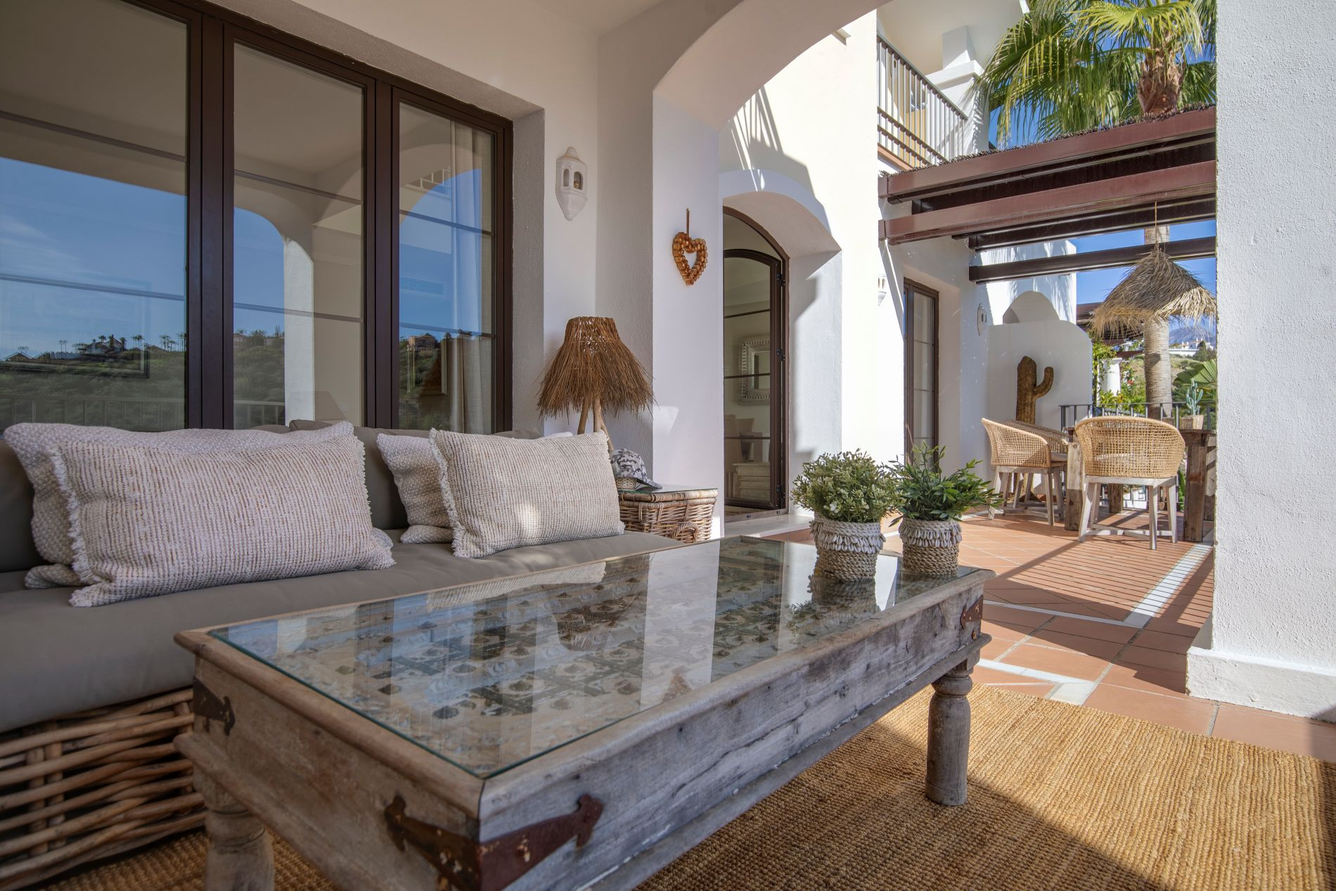 Marbella empieza aquí: vistas panorámicas, jardín, terrazas, golf, sol, mar y tranquilidad.