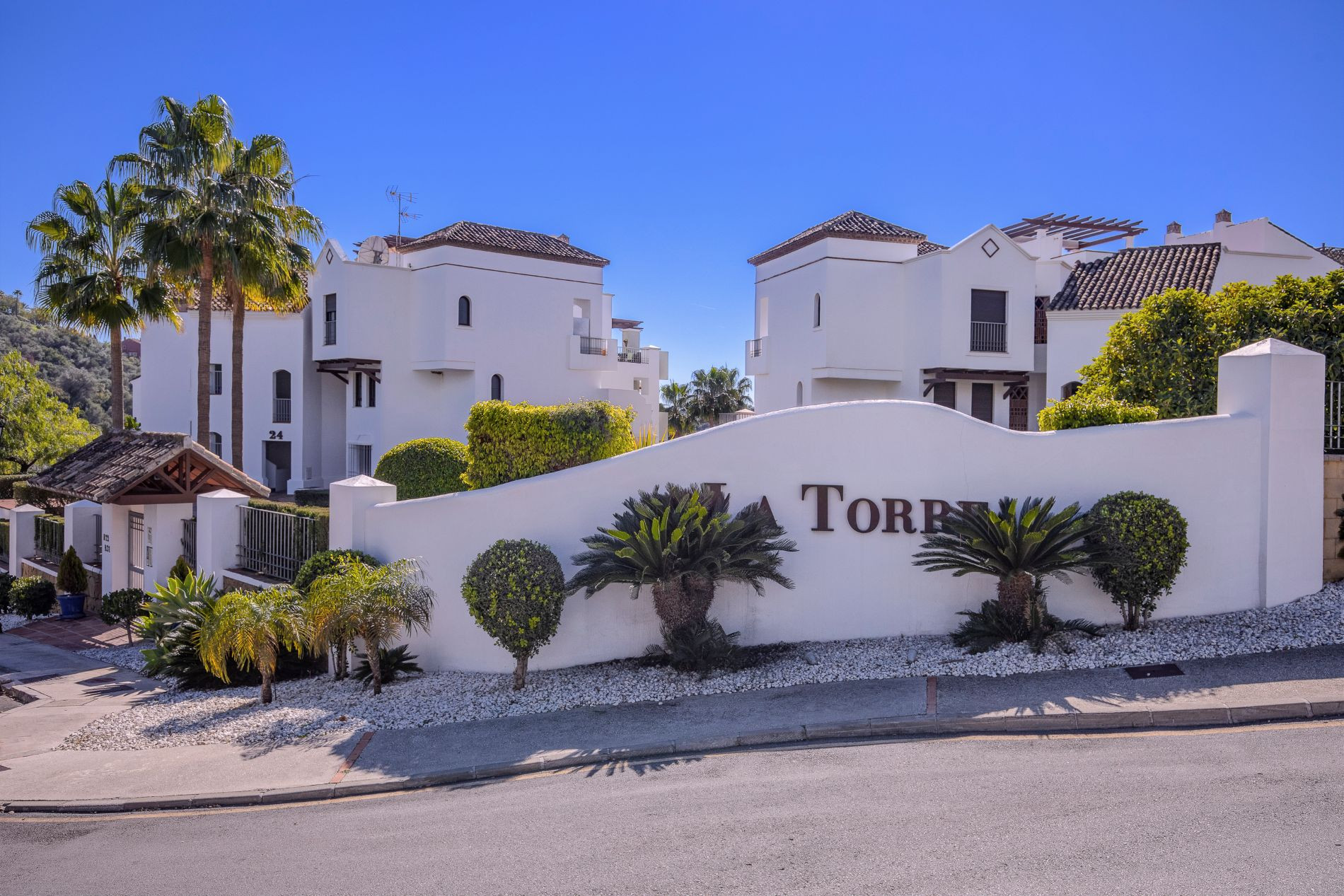 Apartamento en planta baja con jardín y licencia turística – Los Arqueros, Benahavís