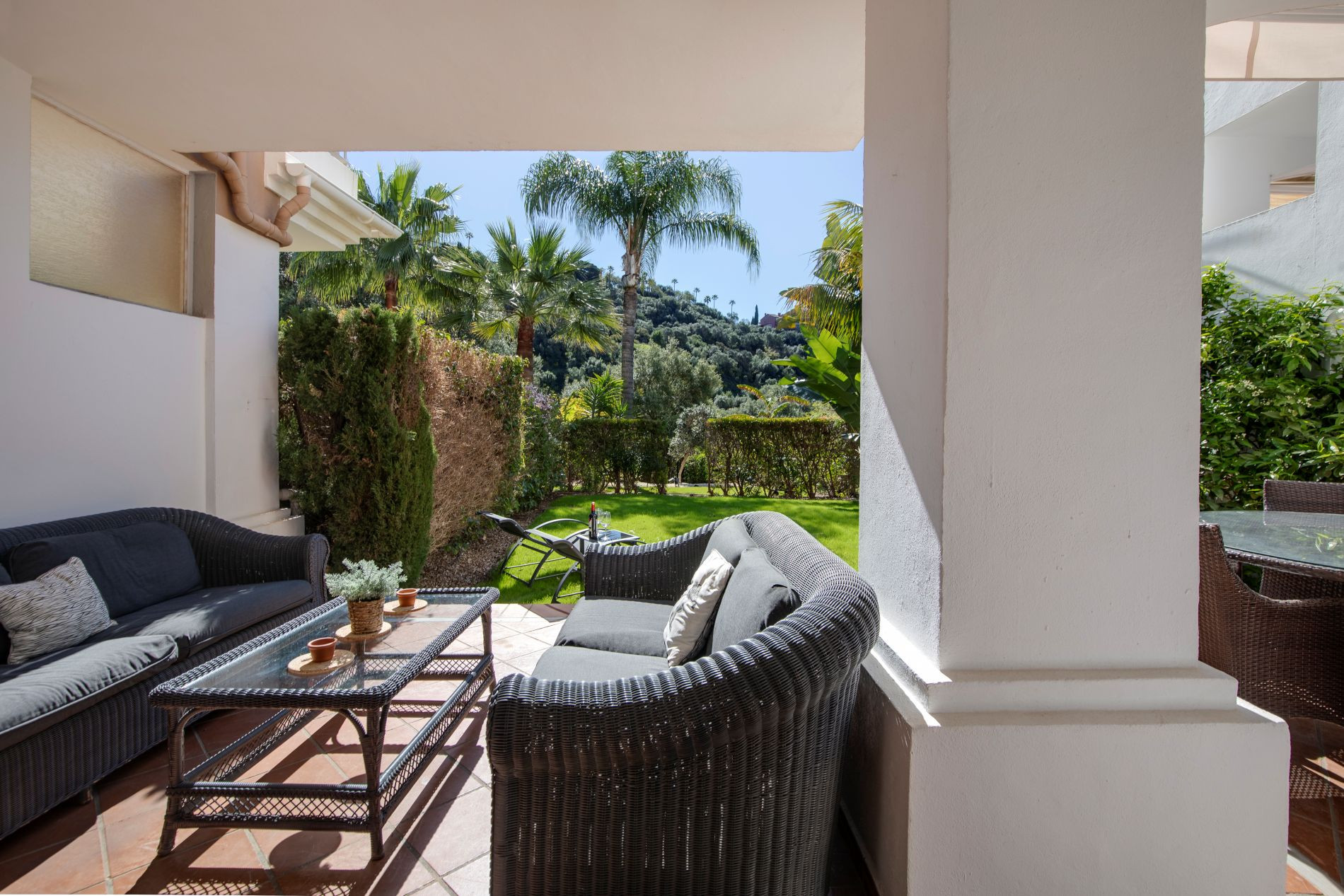 Apartamento en planta baja con jardín y licencia turística – Los Arqueros, Benahavís