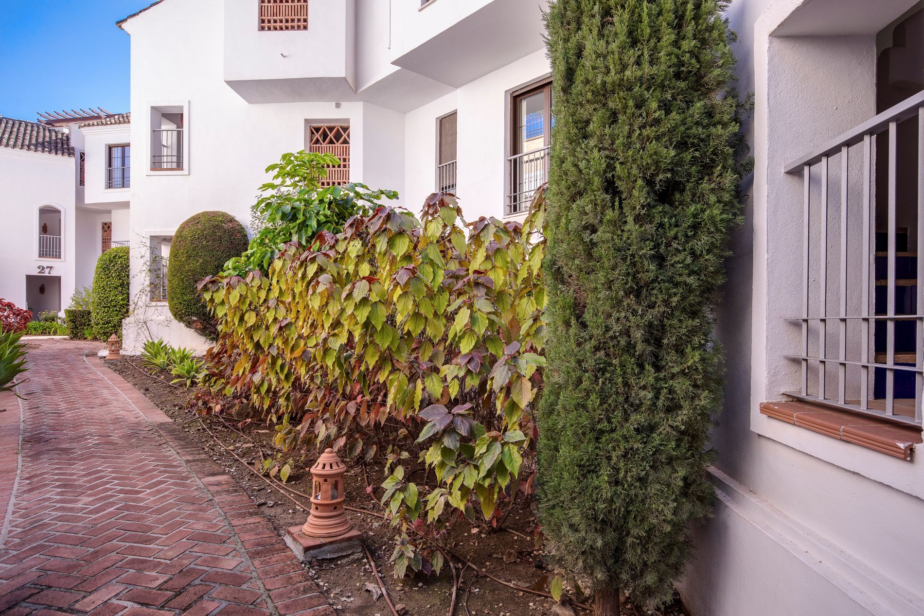 Apartamento en planta baja con jardín y licencia turística – Los Arqueros, Benahavís