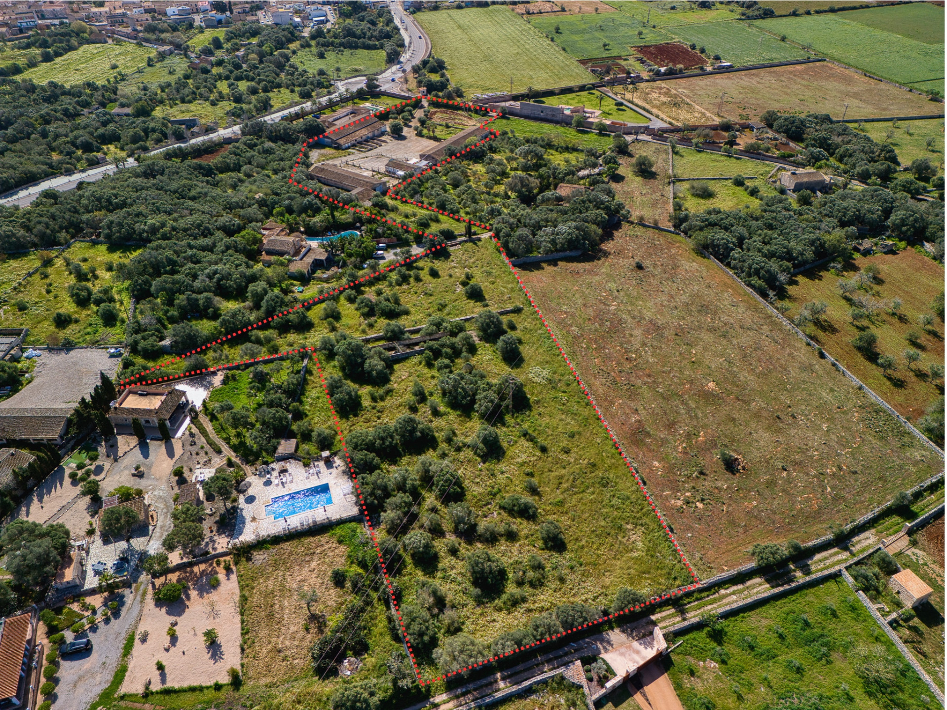 Plot in Es Velar with existing building capacity and high potential.