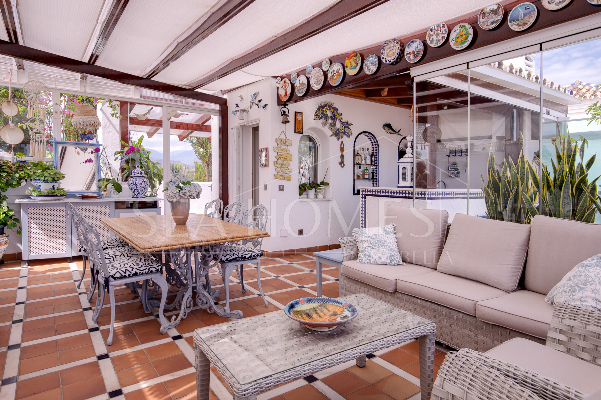 Duplex penthouse with an incredible terrace and panoramic views, in the heart of Puerto Banus