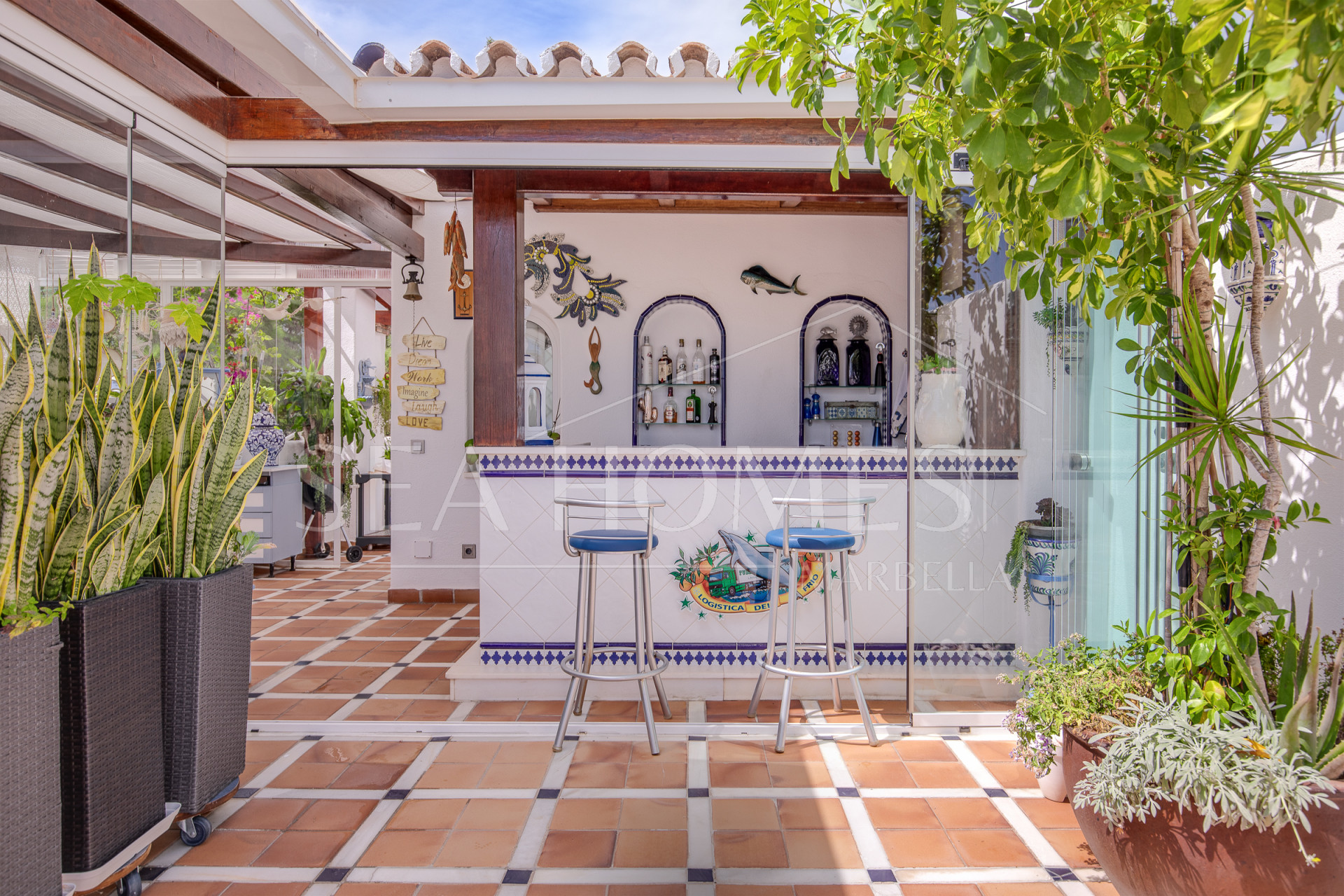 Duplex penthouse with an incredible terrace and panoramic views, in the heart of Puerto Banus