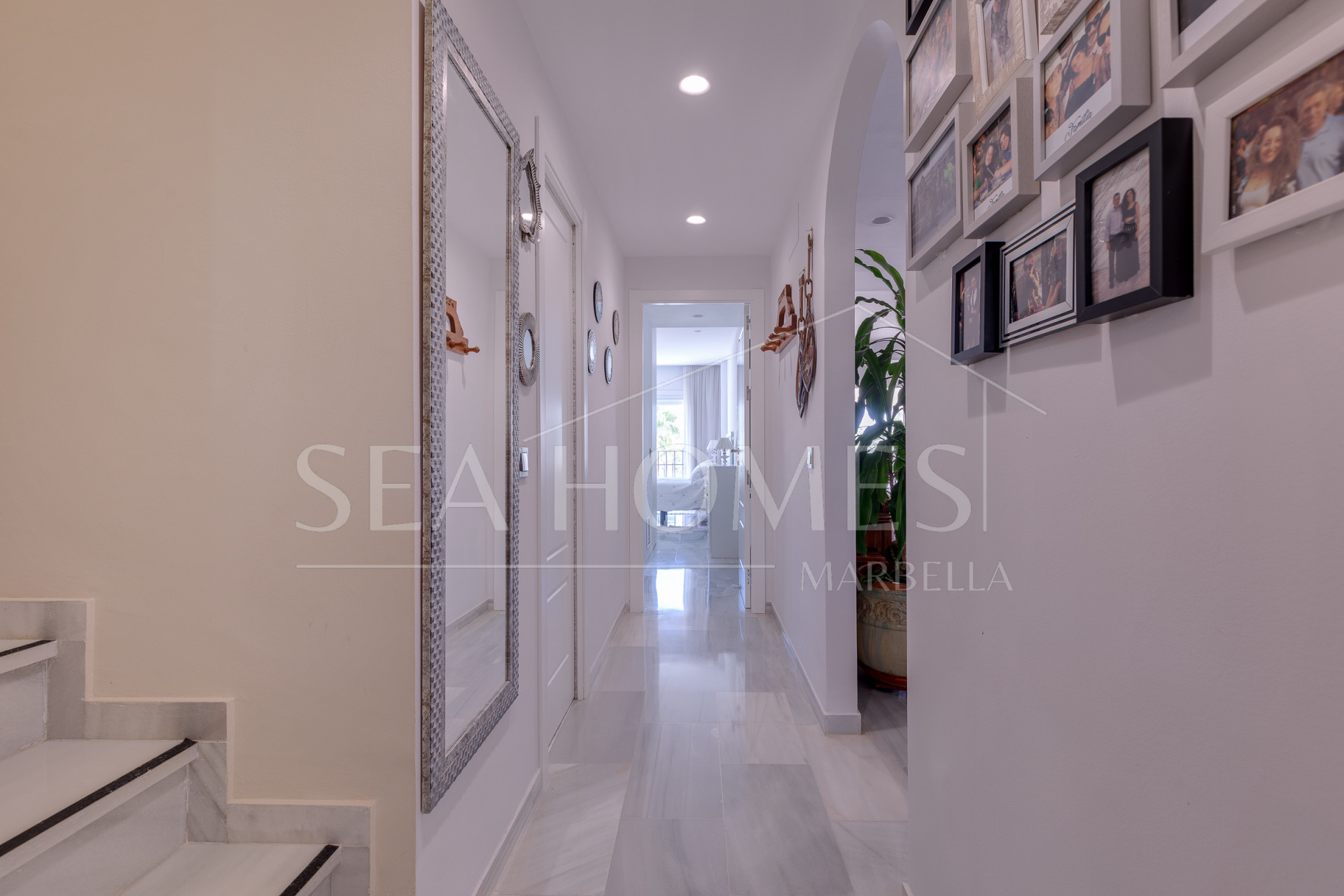 Duplex penthouse with an incredible terrace and panoramic views, in the heart of Puerto Banus