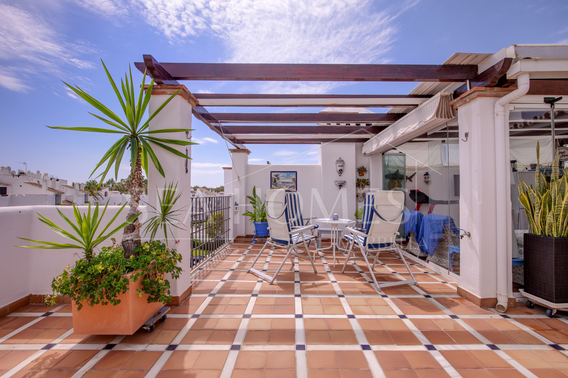 Duplex penthouse with an incredible terrace and panoramic views, in the heart of Puerto Banus