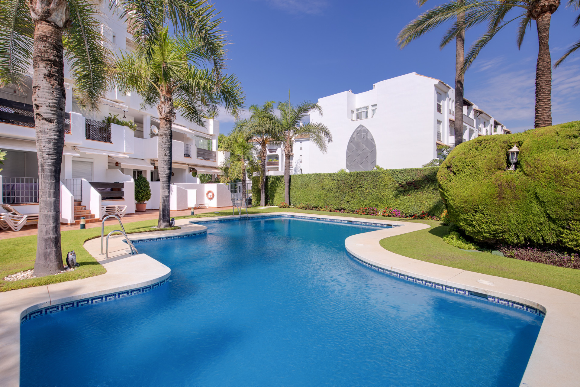 Duplex penthouse with an incredible terrace and panoramic views, in the heart of Puerto Banus