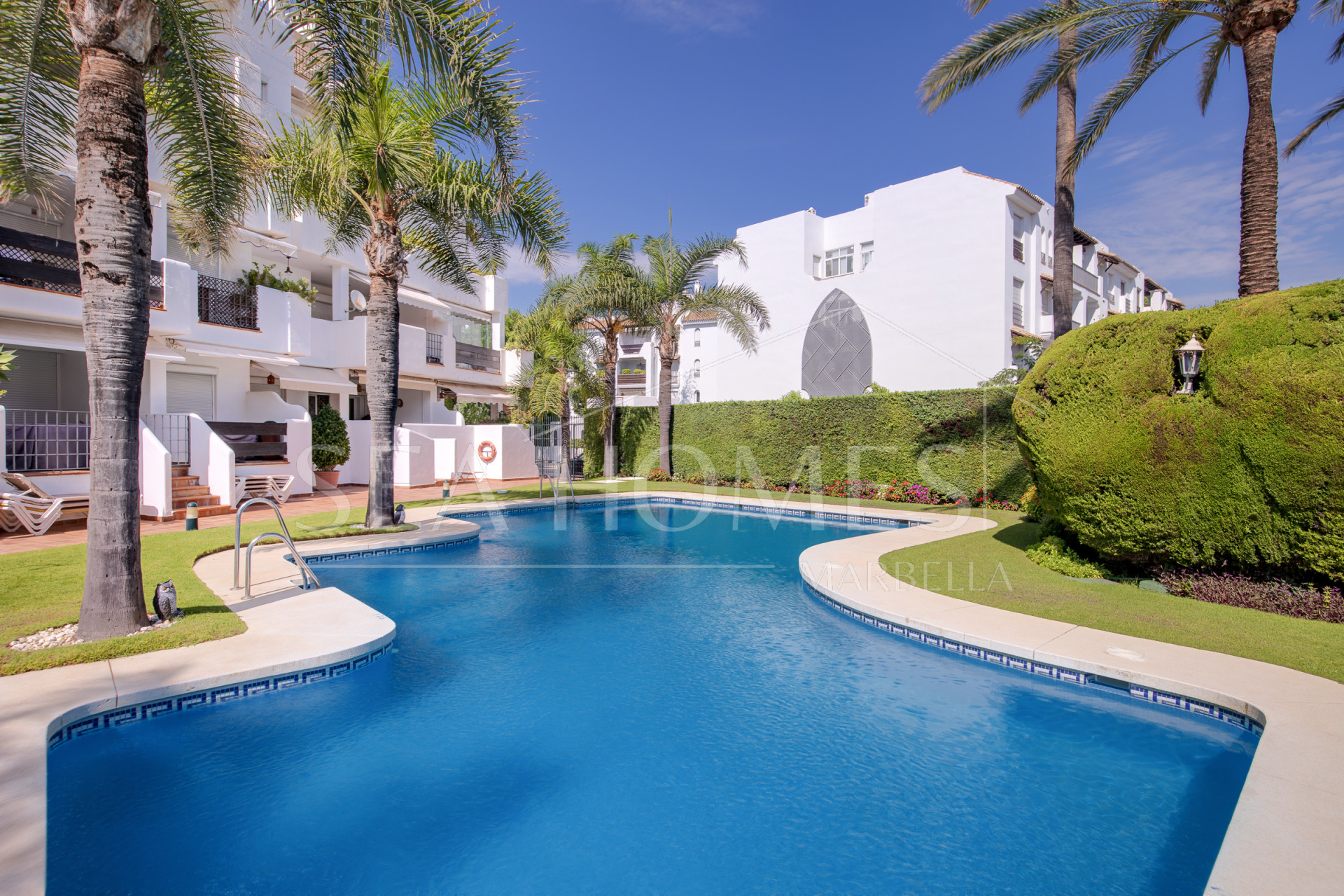 Duplex penthouse with an incredible terrace and panoramic views, in the heart of Puerto Banus