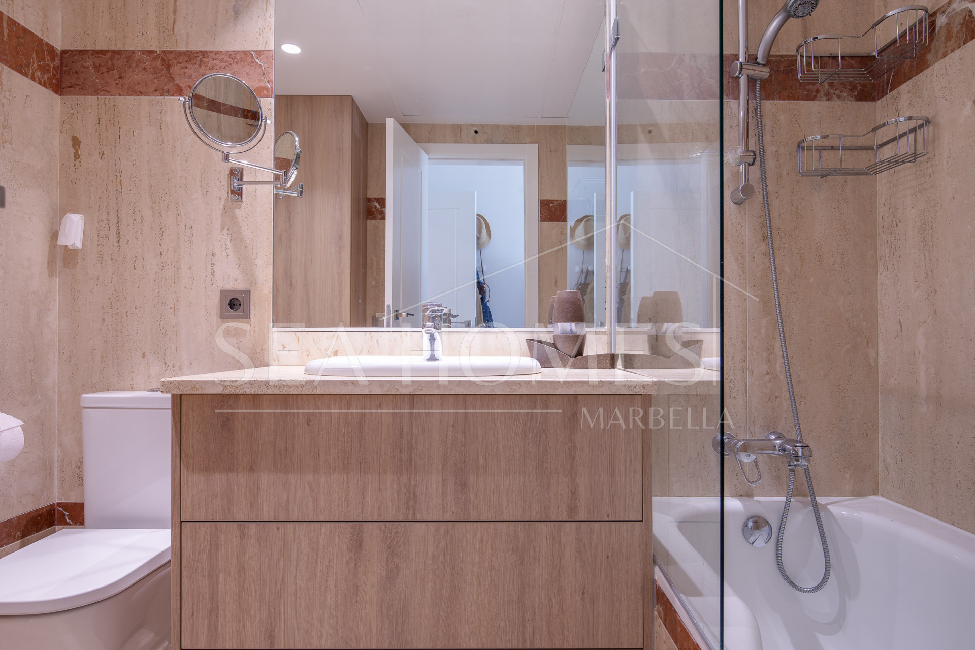 Duplex penthouse with an incredible terrace and panoramic views, in the heart of Puerto Banus