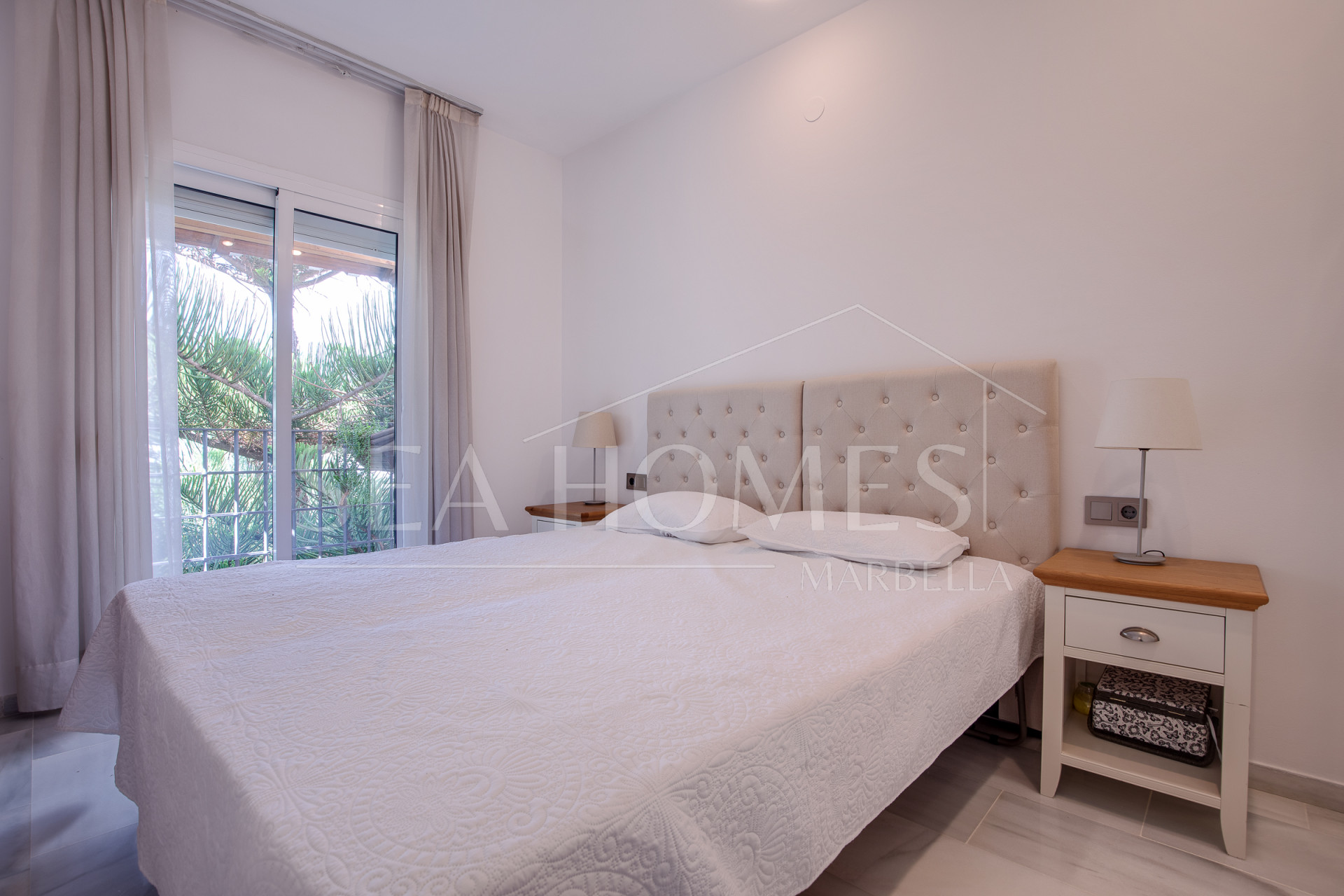 Duplex penthouse with an incredible terrace and panoramic views, in the heart of Puerto Banus