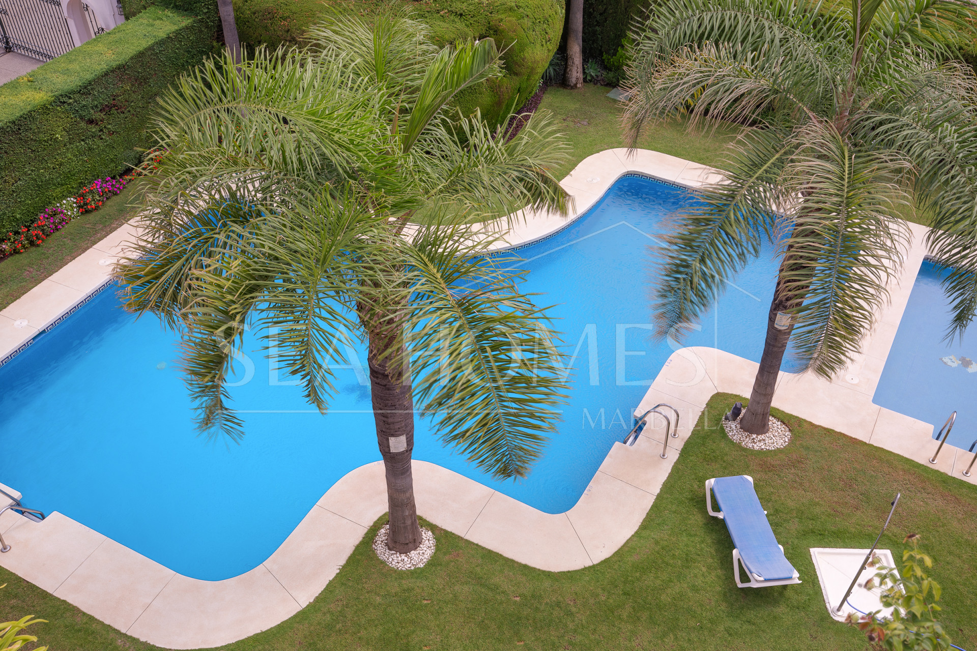 Duplex penthouse with an incredible terrace and panoramic views, in the heart of Puerto Banus