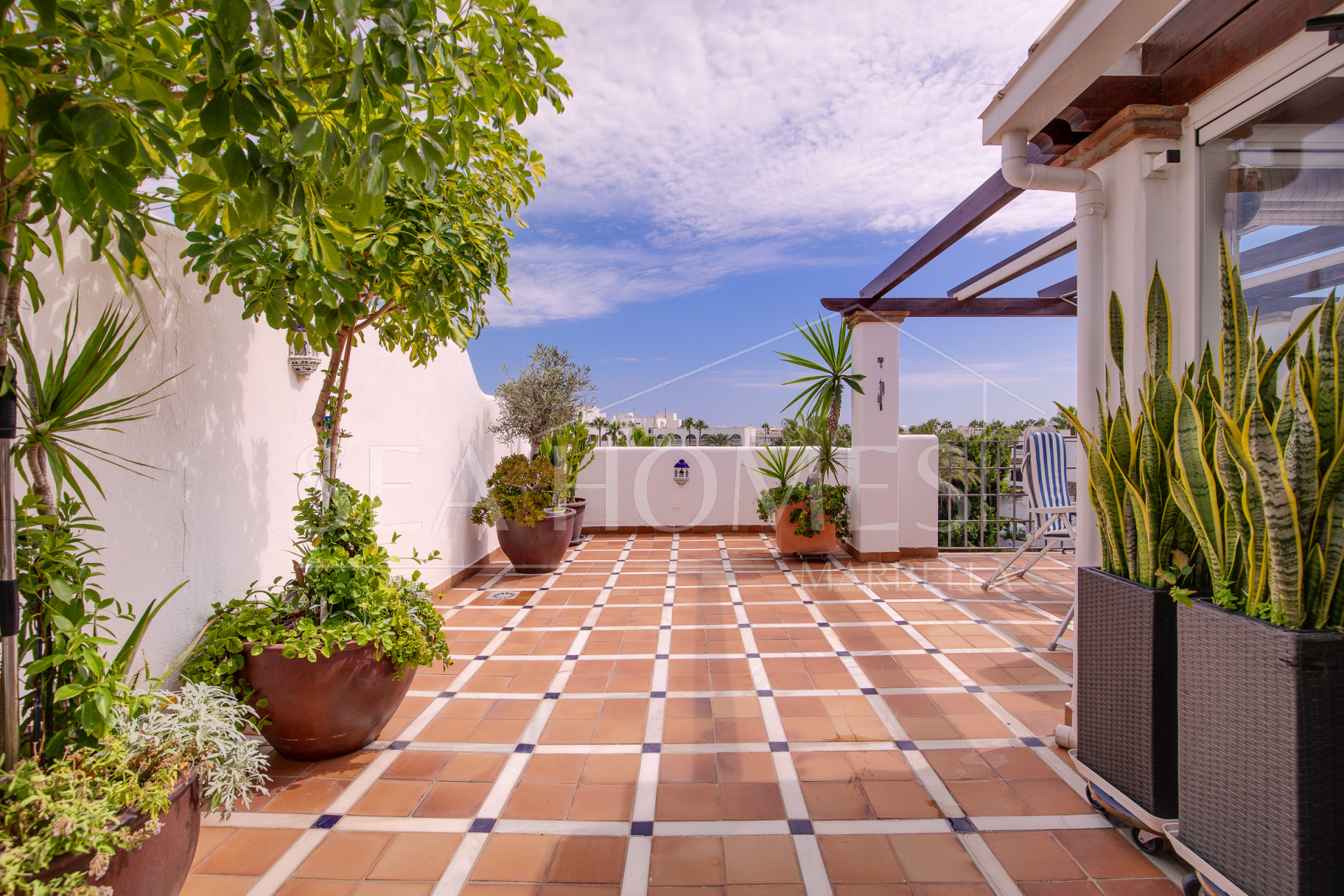 Duplex penthouse with an incredible terrace and panoramic views, in the heart of Puerto Banus