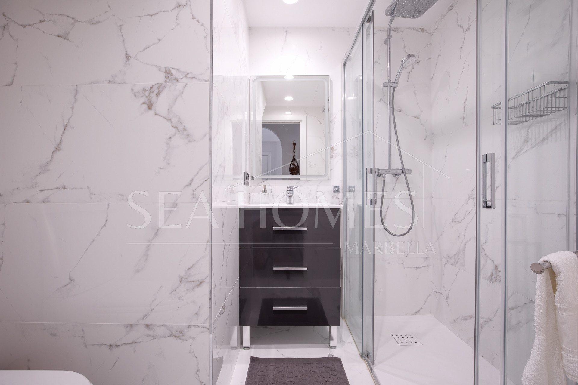 Duplex penthouse with an incredible terrace and panoramic views, in the heart of Puerto Banus