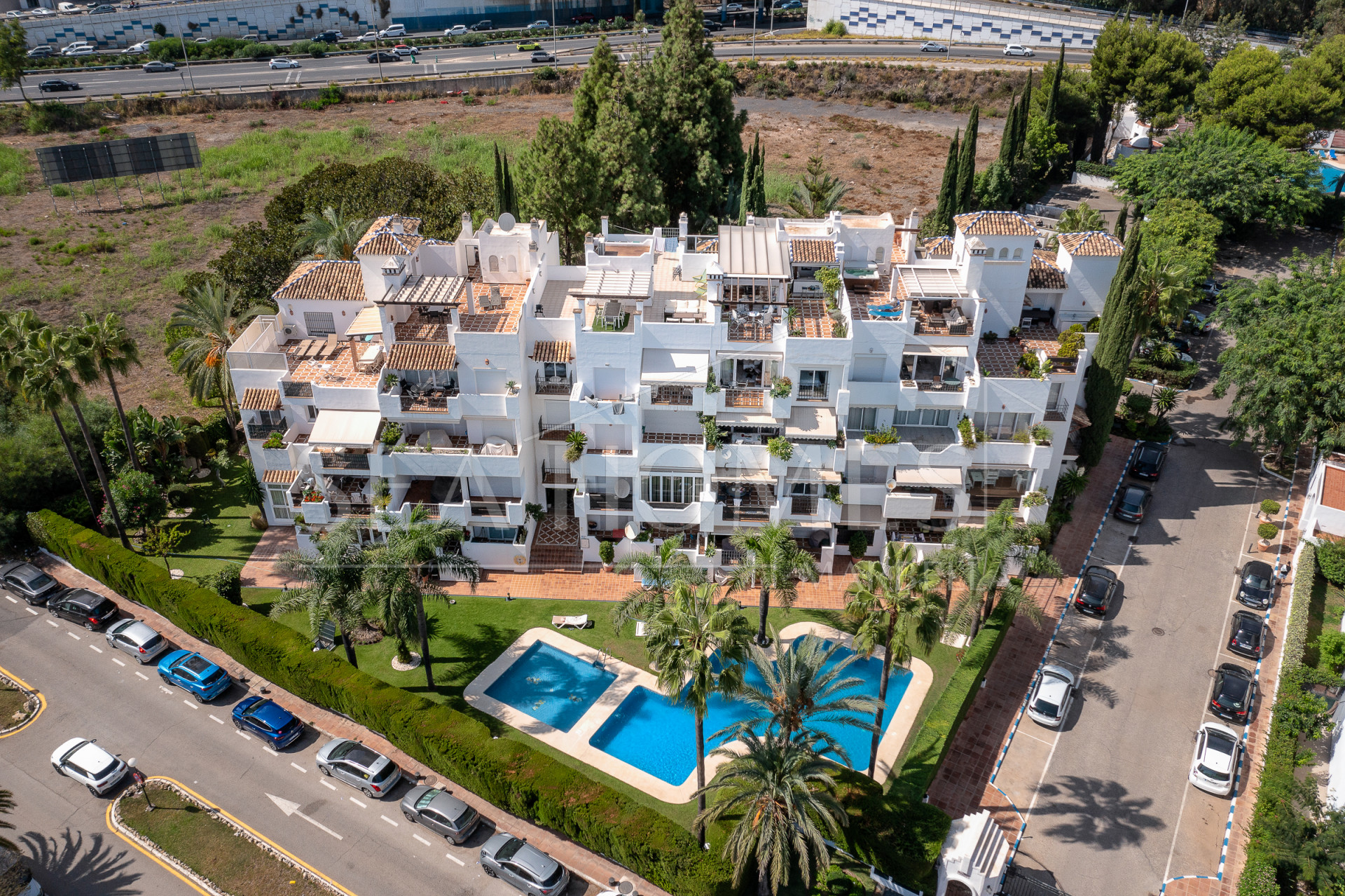 Duplex penthouse with an incredible terrace and panoramic views, in the heart of Puerto Banus