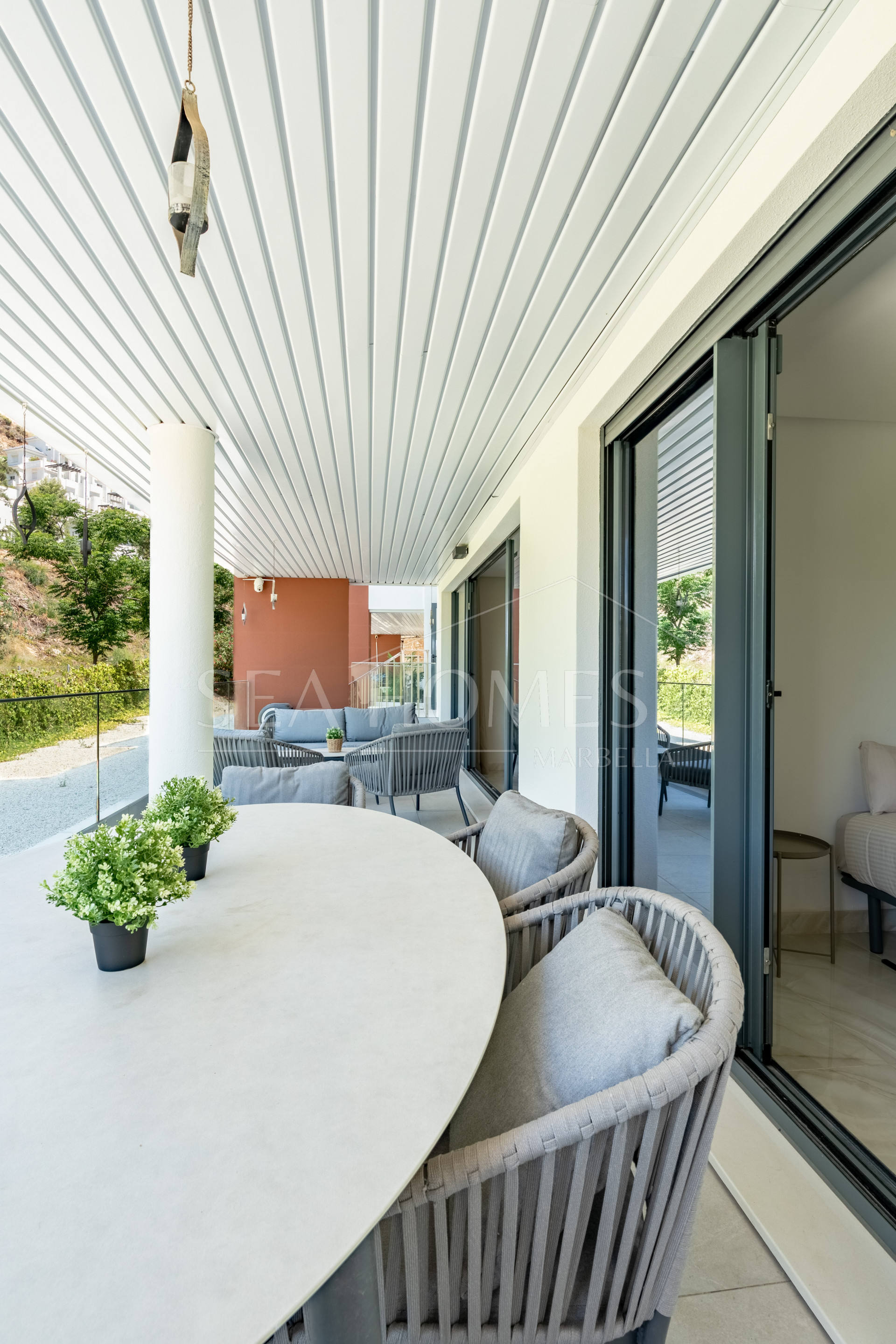 Stylish 3-Bedroom Apartment with Mountain Views - With Rental License!