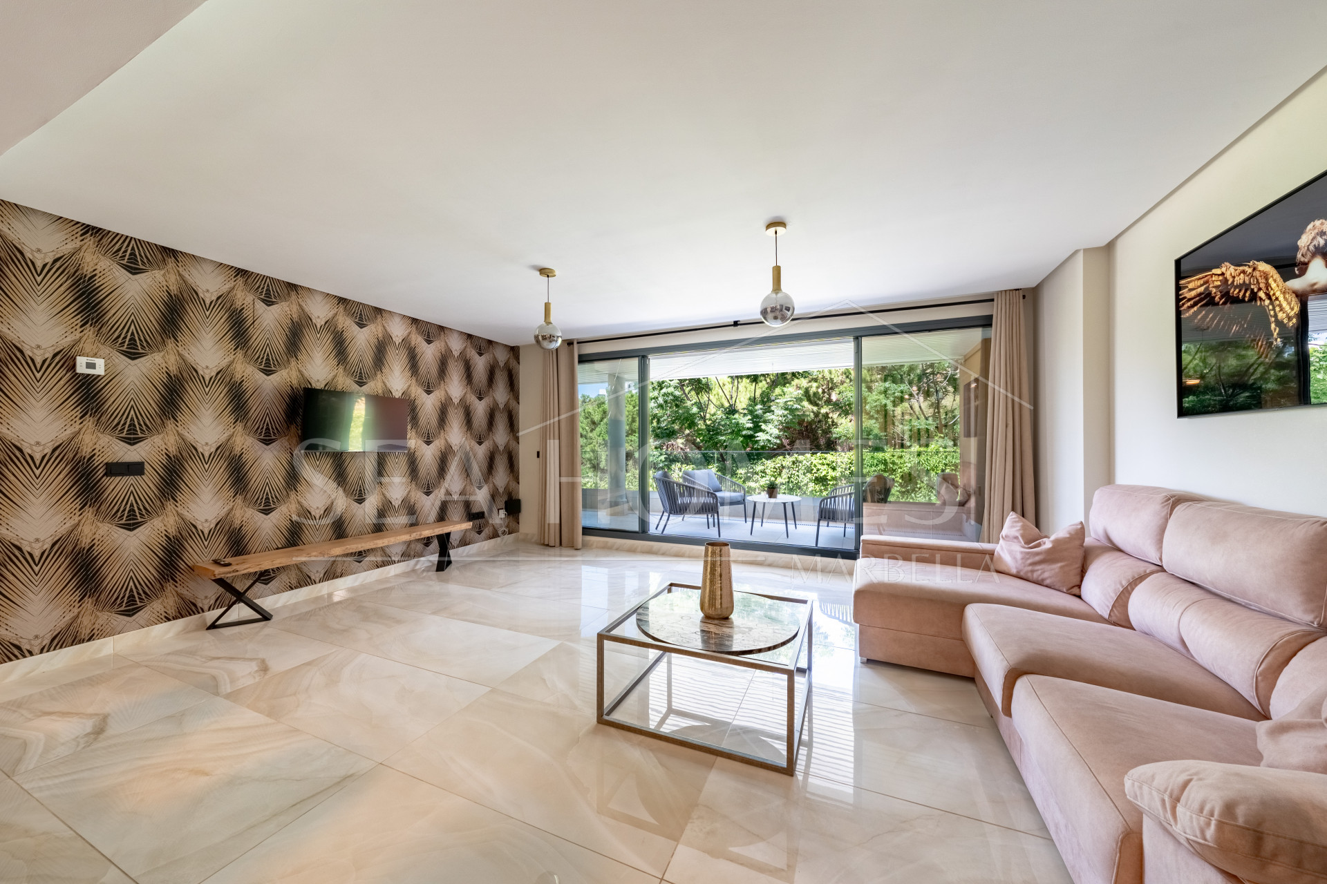 Stylish 3-Bedroom Apartment with Mountain Views - With Rental License!