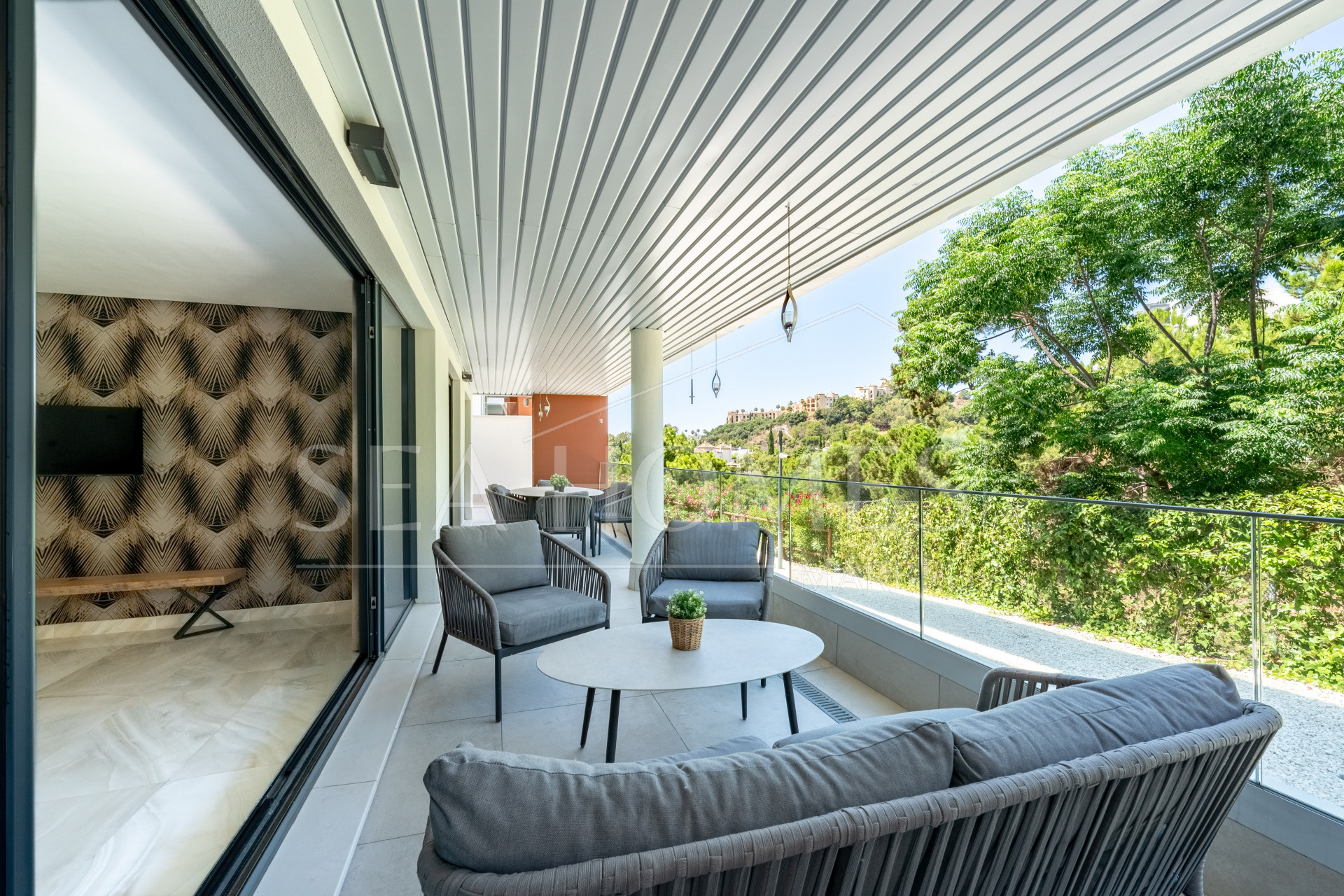 Stylish 3-Bedroom Apartment with Mountain Views - With Rental License!