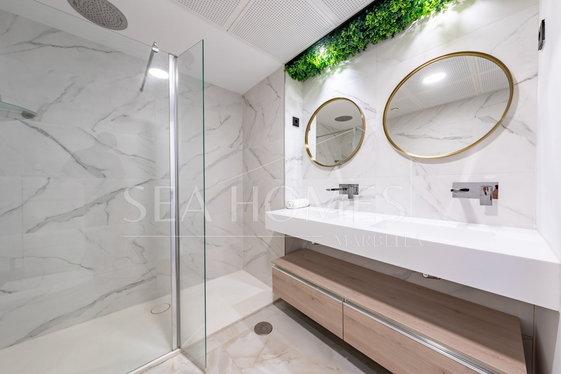 Stylish 3-Bedroom Apartment with Mountain Views - With Rental License!