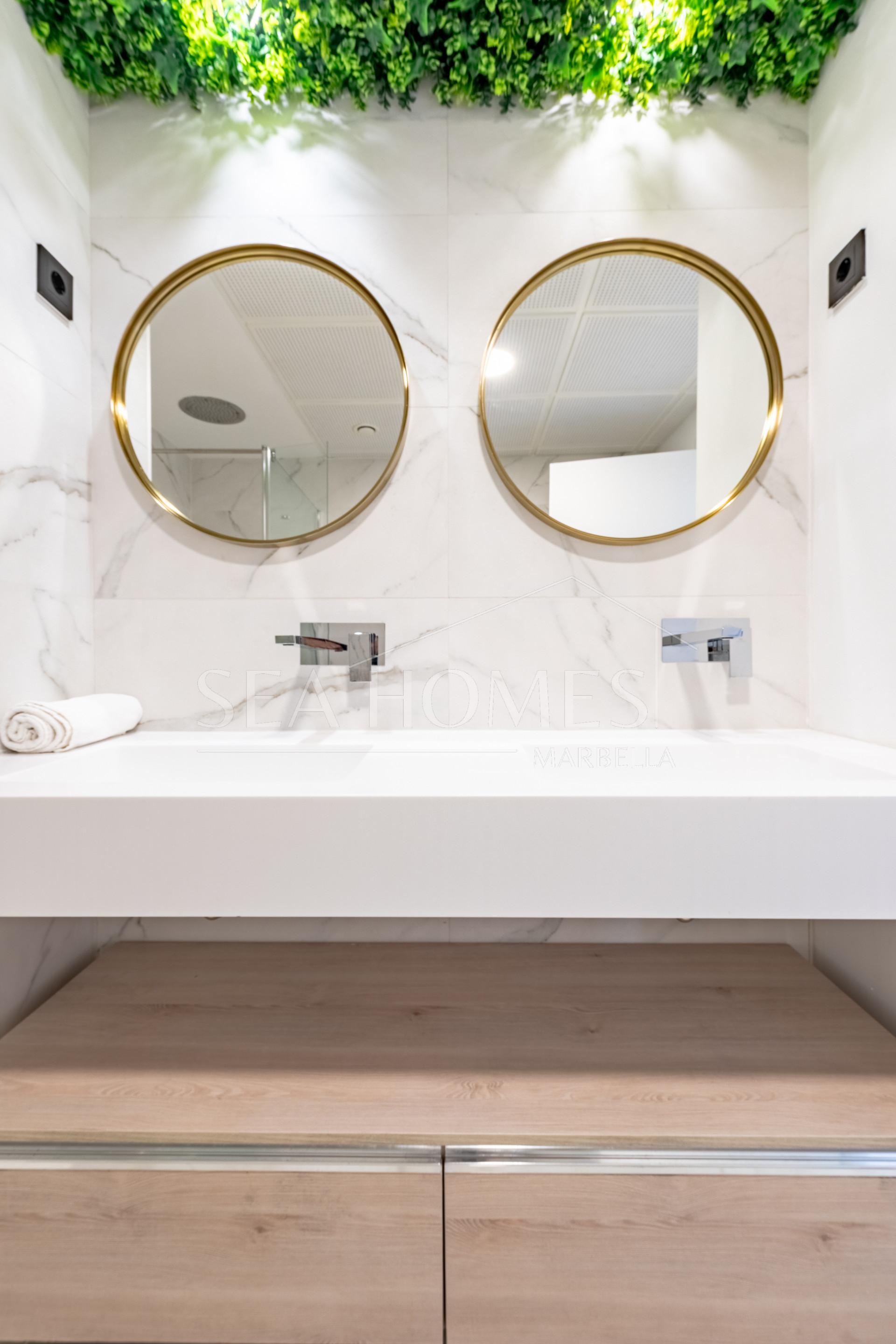 Stylish 3-Bedroom Apartment with Mountain Views - With Rental License!