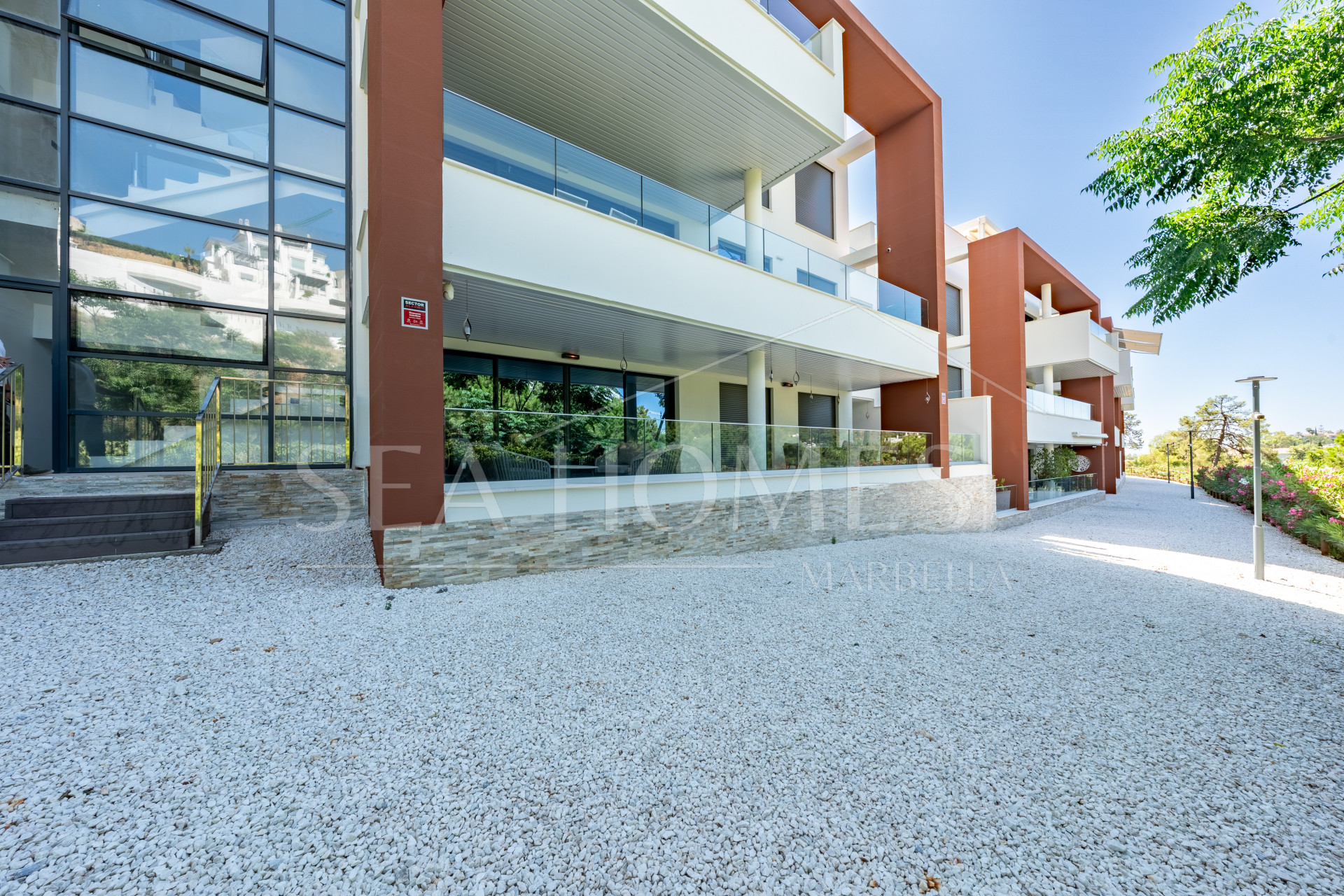 Stylish 3-Bedroom Apartment with Mountain Views - With Rental License!