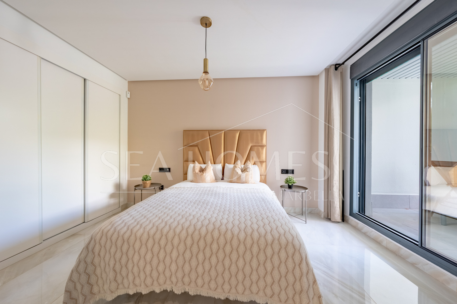 Stylish 3-Bedroom Apartment with Mountain Views - With Rental License!