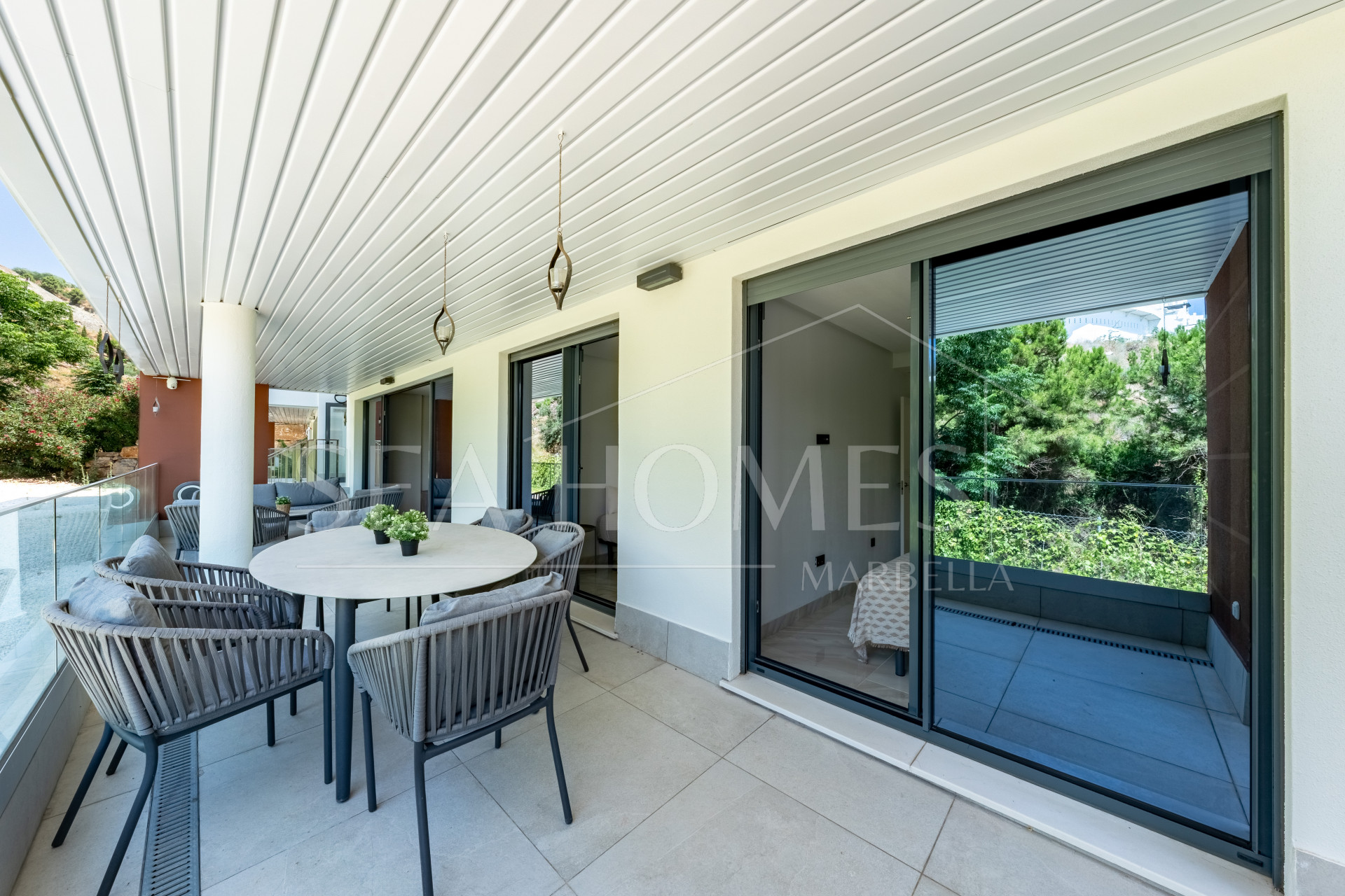 Stylish 3-Bedroom Apartment with Mountain Views - With Rental License!