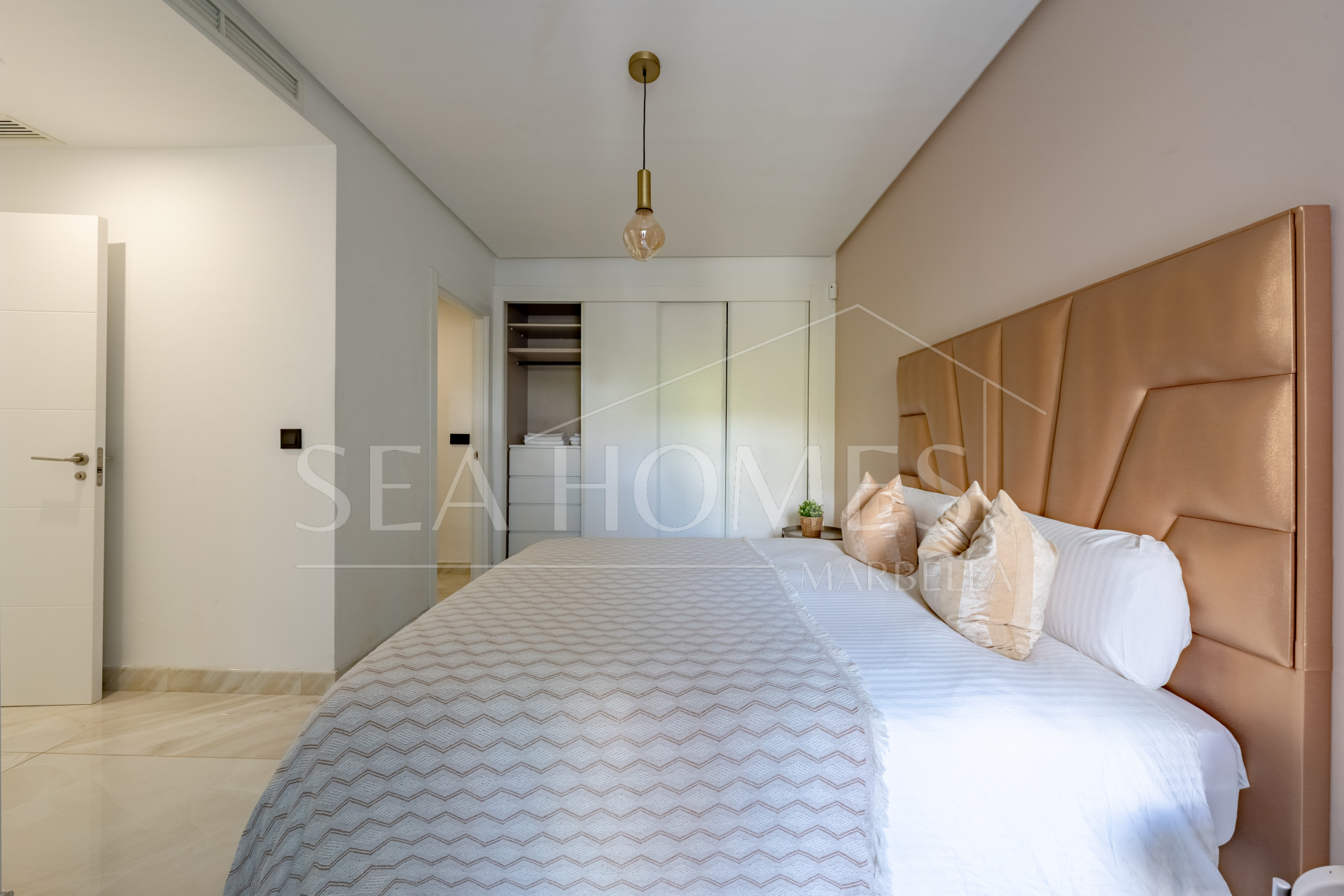 Stylish 3-Bedroom Apartment with Mountain Views - With Rental License!