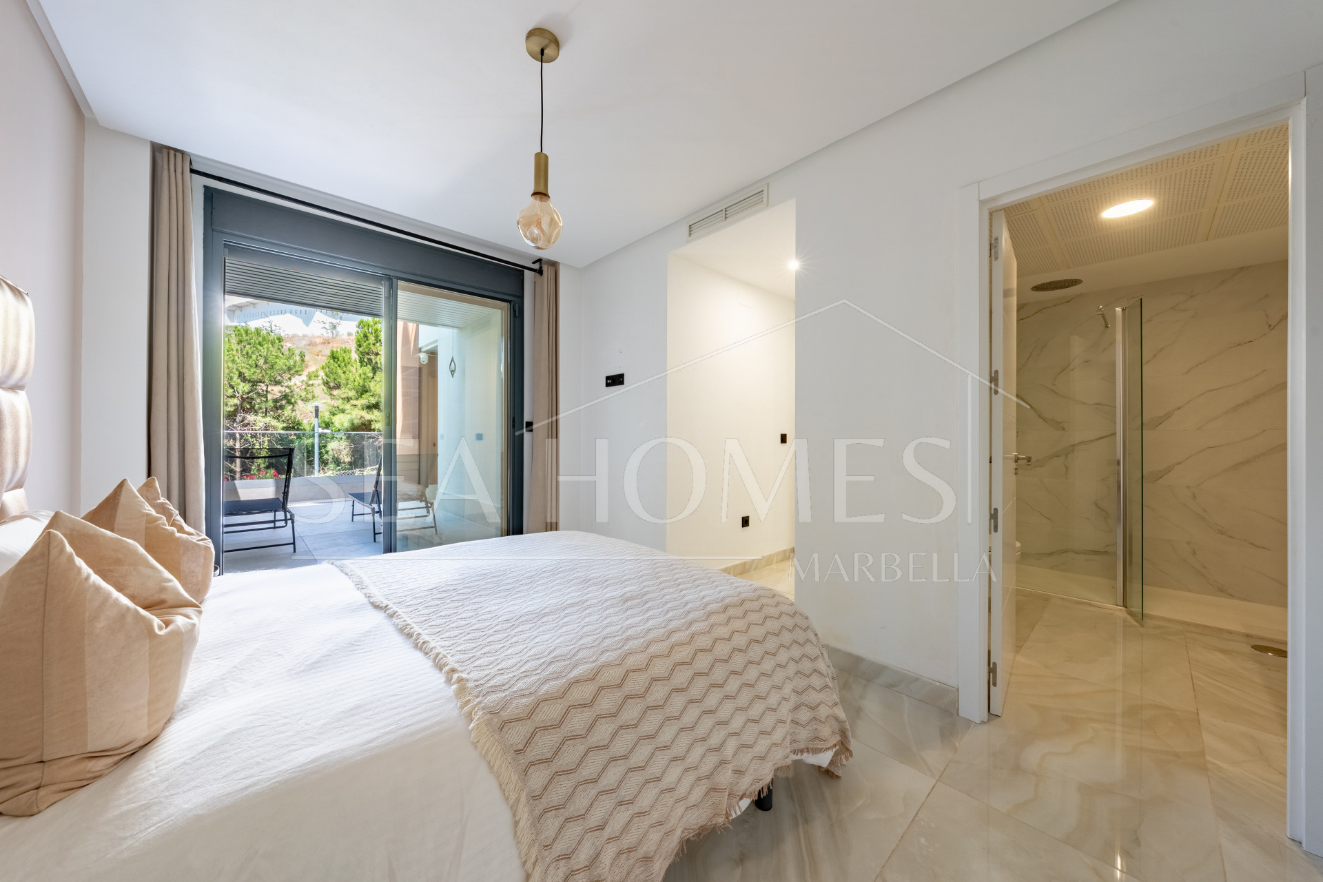 Stylish 3-Bedroom Apartment with Mountain Views - With Rental License!