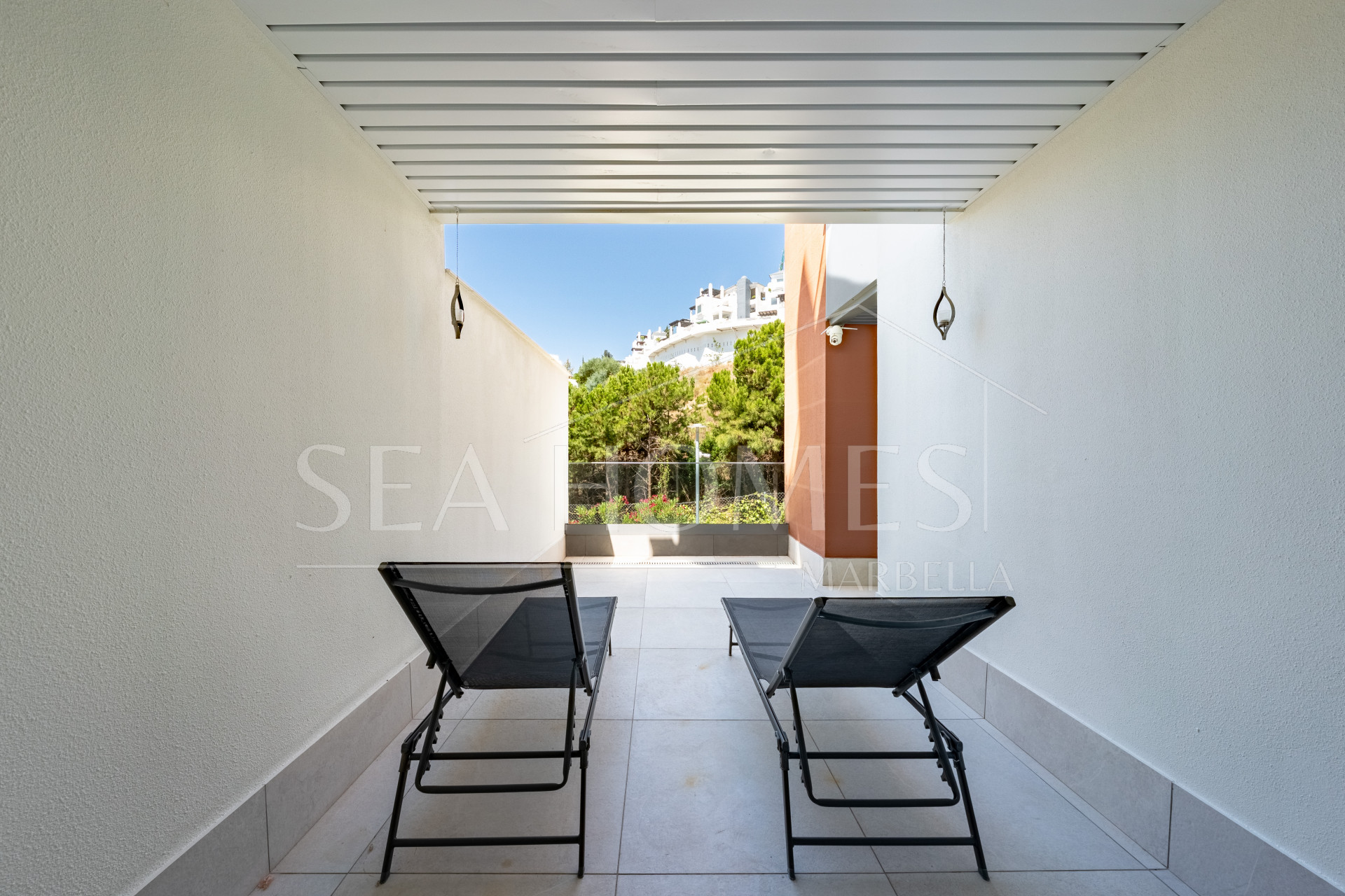 Stylish 3-Bedroom Apartment with Mountain Views - With Rental License!