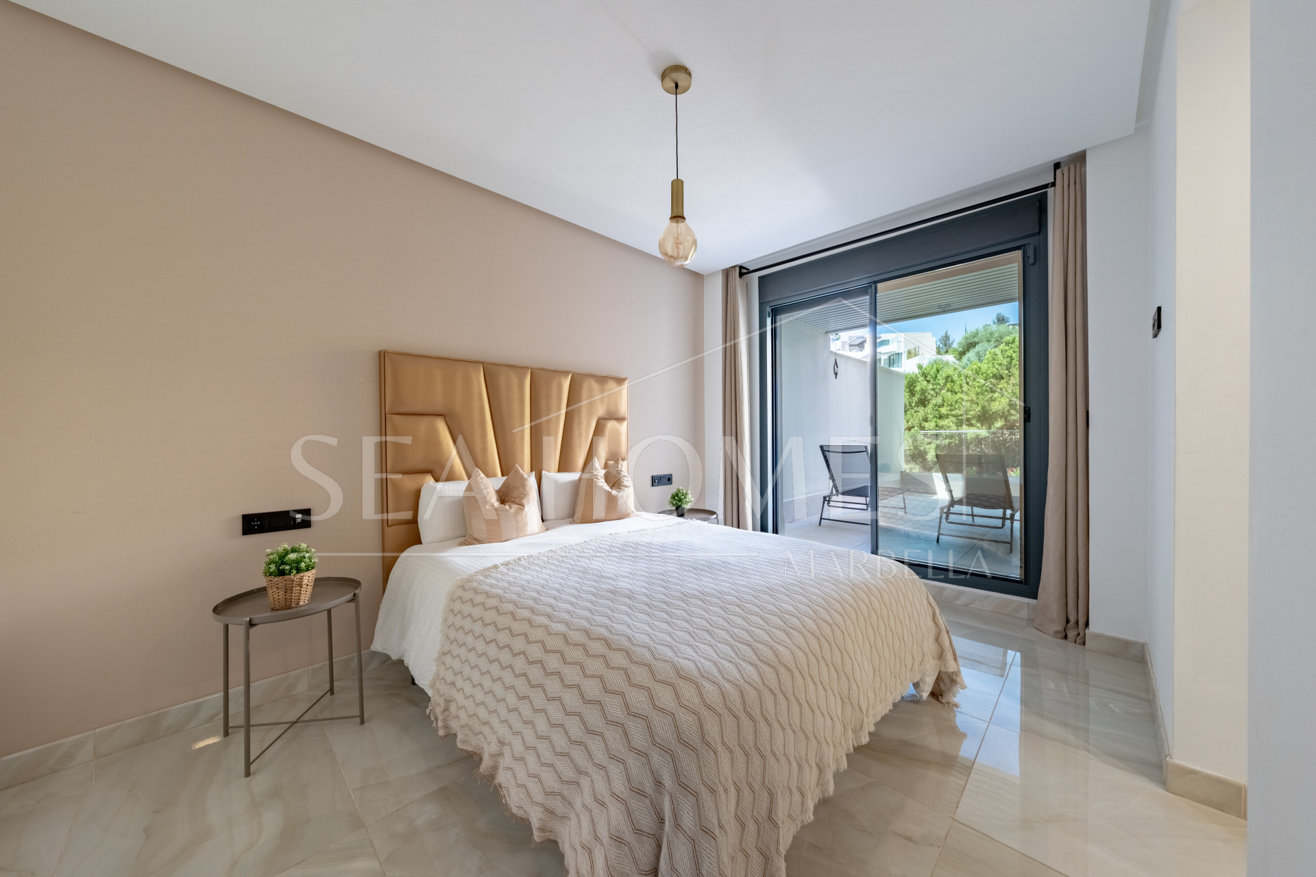 Stylish 3-Bedroom Apartment with Mountain Views - With Rental License!