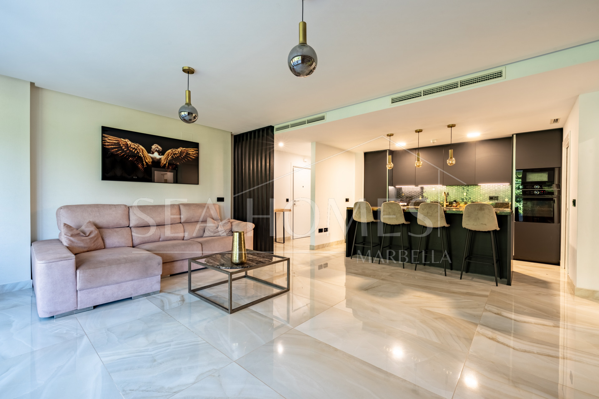 Stylish 3-Bedroom Apartment with Mountain Views - With Rental License!