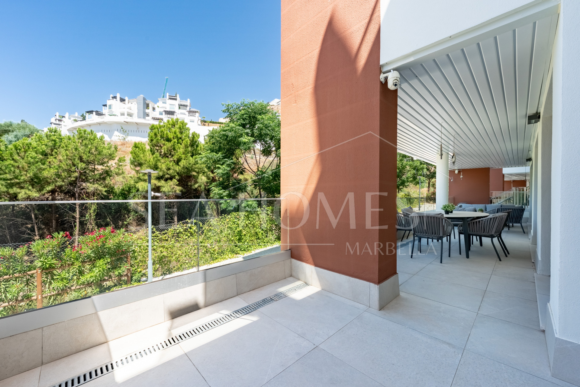 Stylish 3-Bedroom Apartment with Mountain Views - With Rental License!