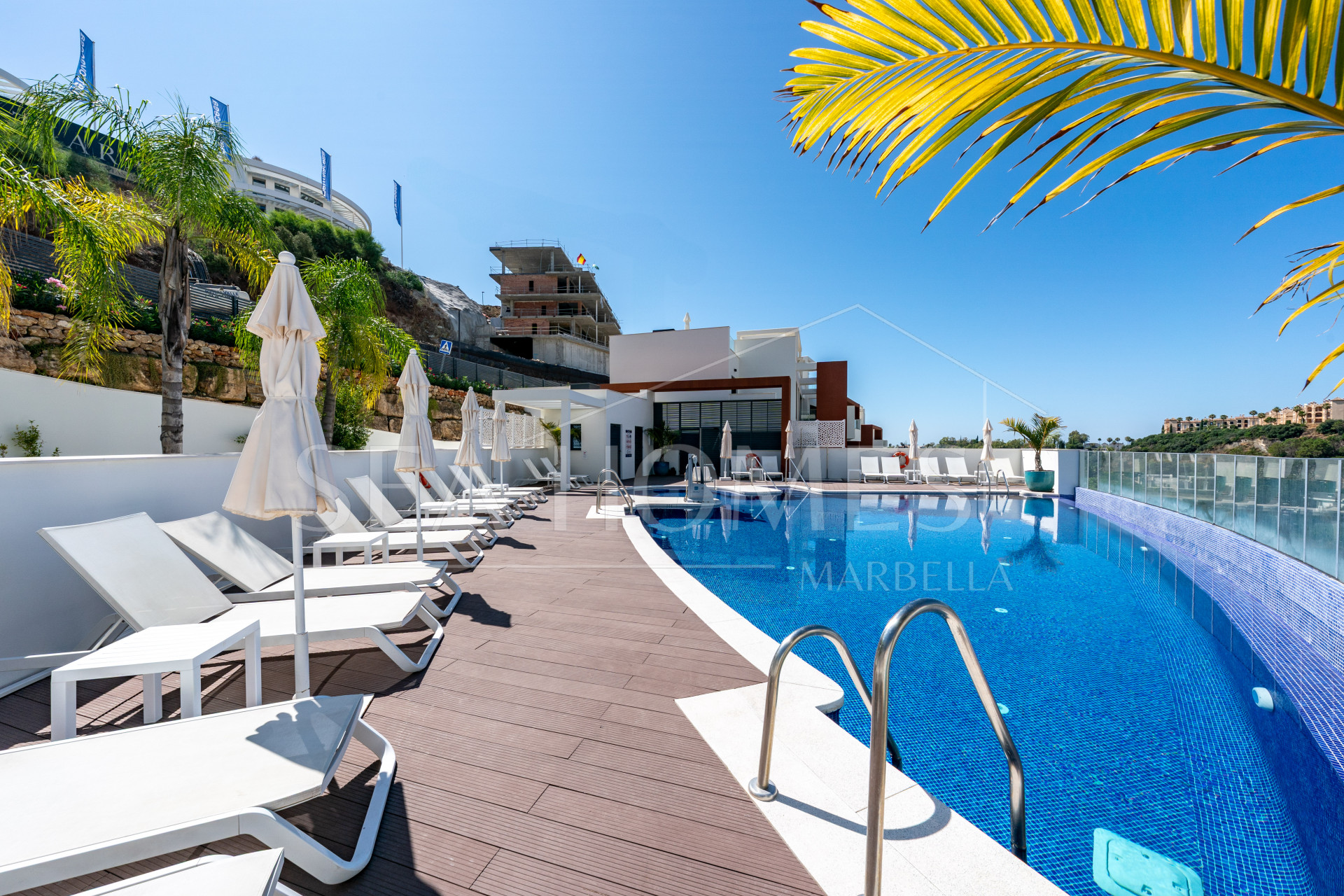 Stylish 3-Bedroom Apartment with Mountain Views - With Rental License!